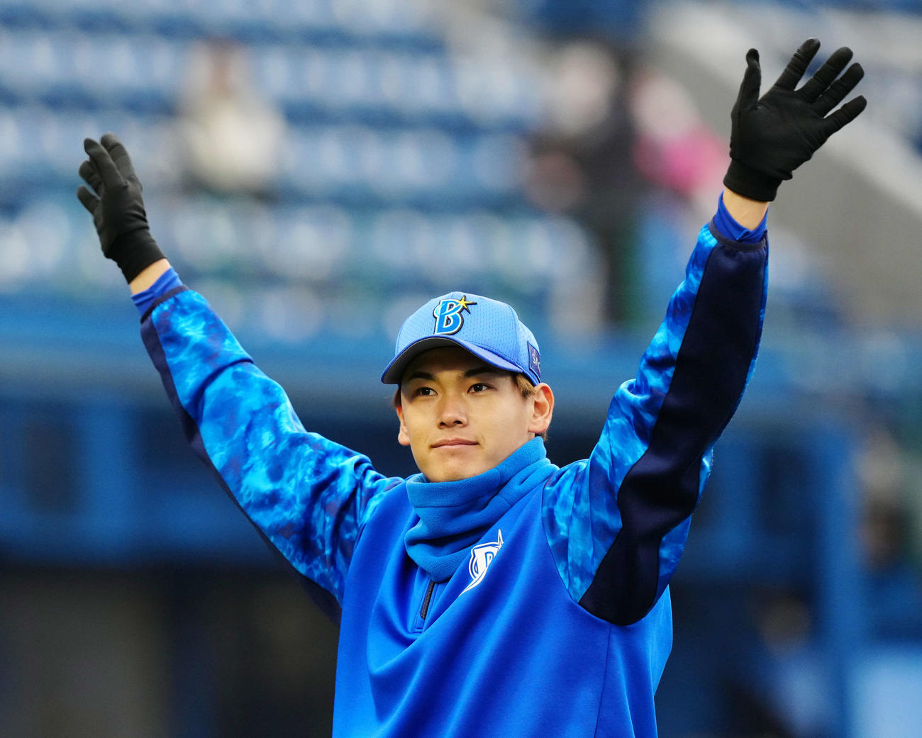 DeNA対西武　試合後、スタンドのファンに手を振るDeNA坂本裕（撮影・江口和貴）