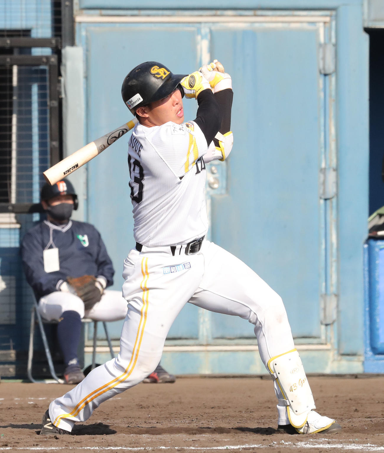ソフトバンク対巨人　7回裏ソフトバンク1満塁、井上朋也は中越えに3点適時二塁打を放つ（撮影・梅根麻紀）