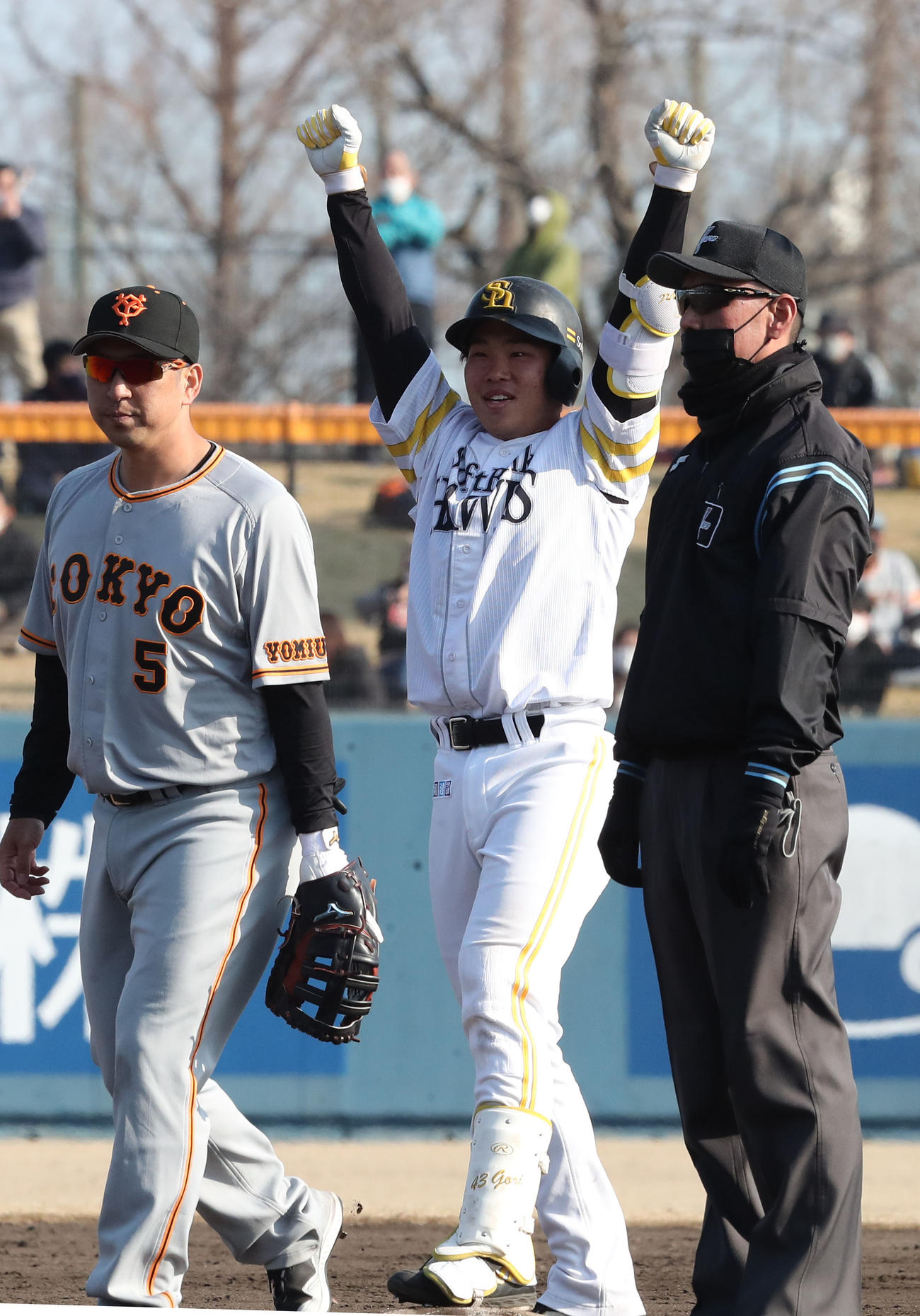 ソフトバンク対巨人　7回裏ソフトバンク1満塁、井上朋也は中越えに3点適時二塁打を放つ、ベンチに向かってガッツポーズ（撮影・梅根麻紀）