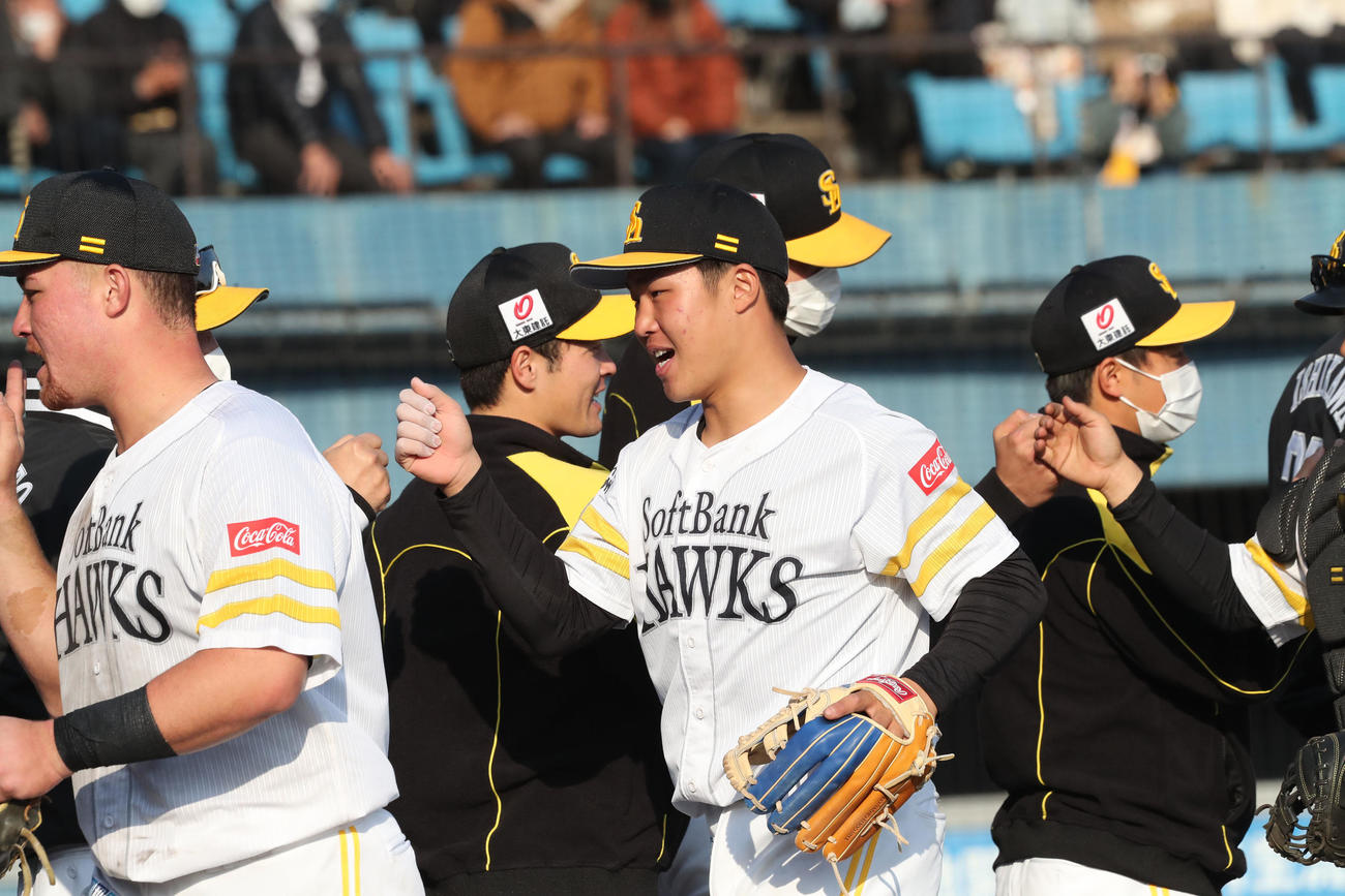 ソフトバンク対巨人　巨人に勝利し、ハイタッチしながら引き上げる井上朋也（撮影・梅根麻紀）
