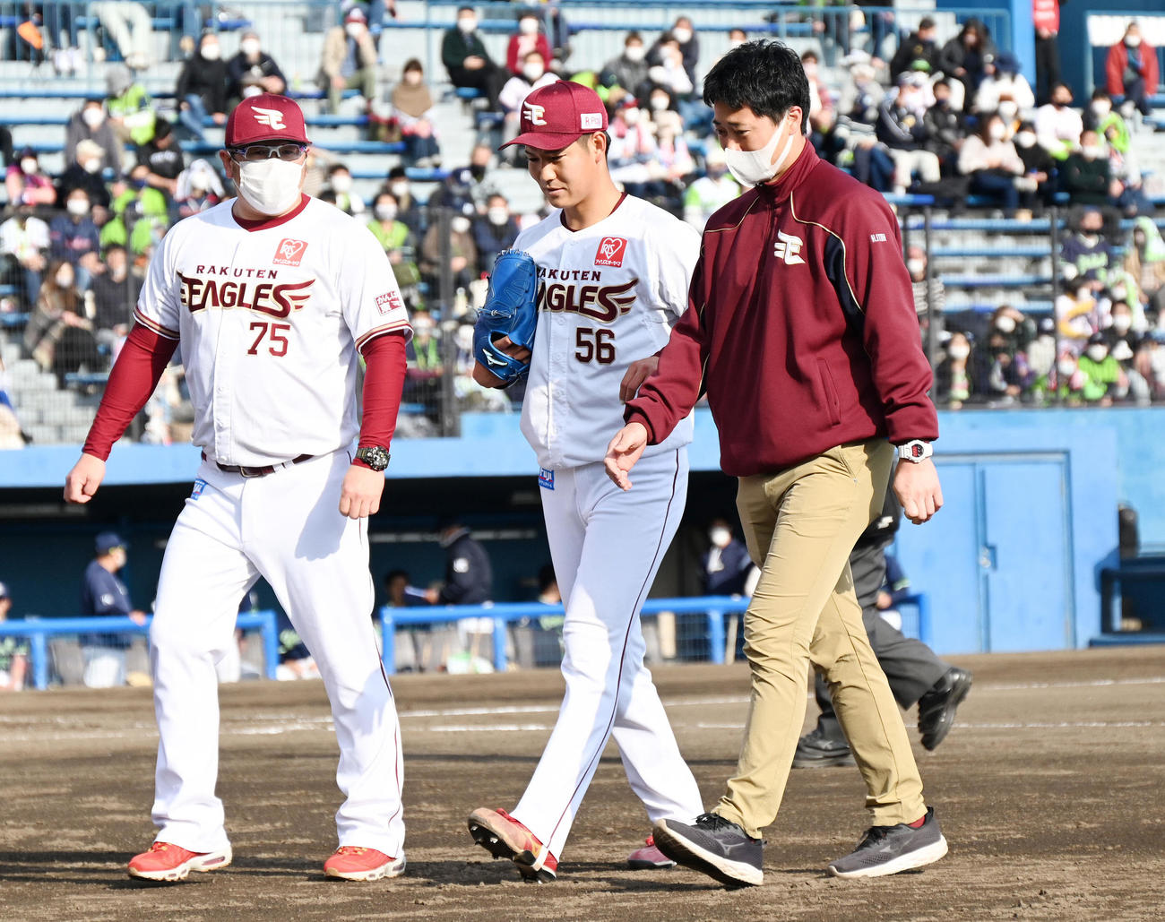 楽天対ヤクルト　8回、アクシデントで降板する楽天鈴木翔（中央）（撮影・滝沢徹郎）