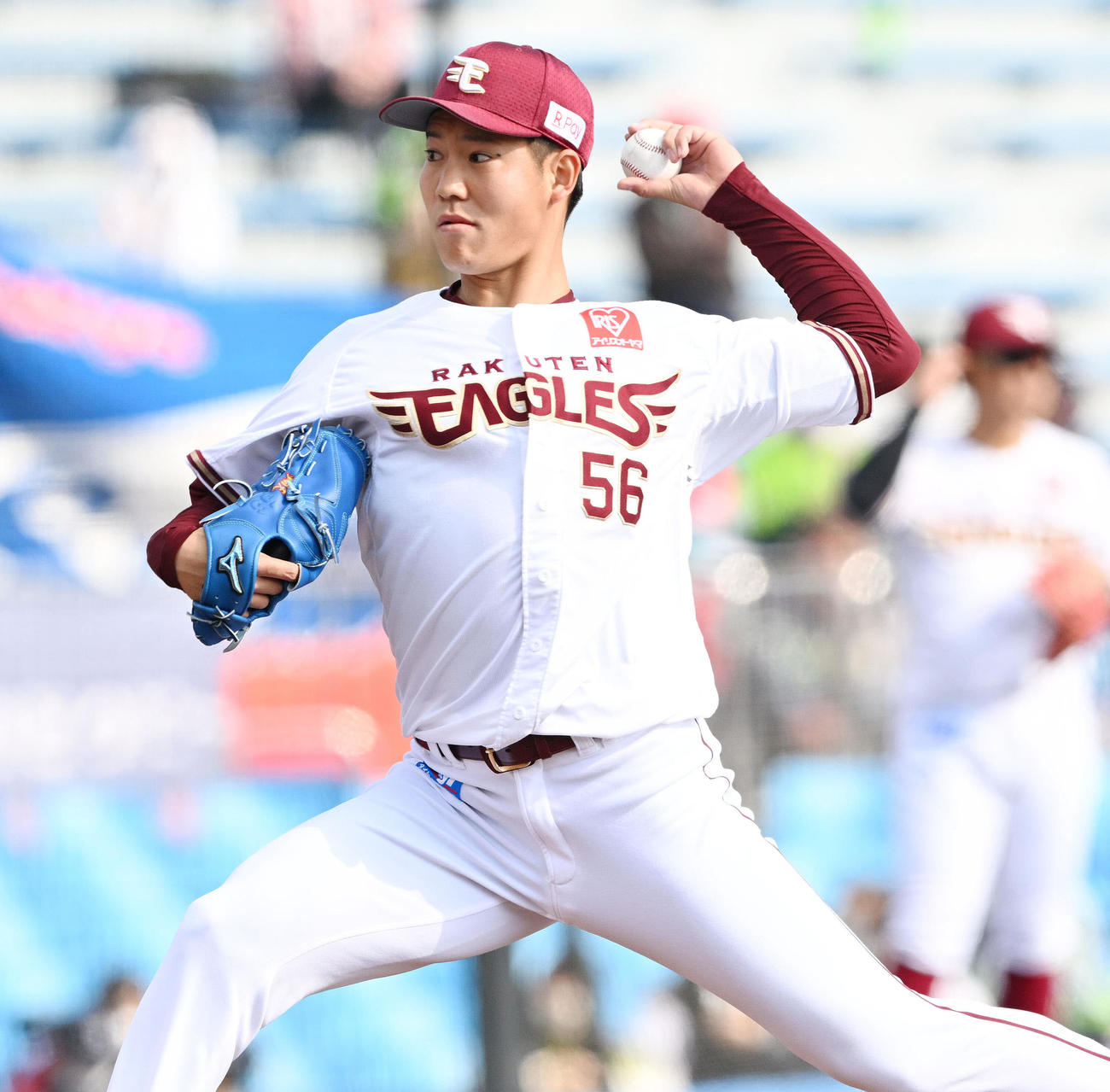 楽天対ヤクルト　6回、楽天3番手で投球する鈴木翔（撮影・滝沢徹郎）