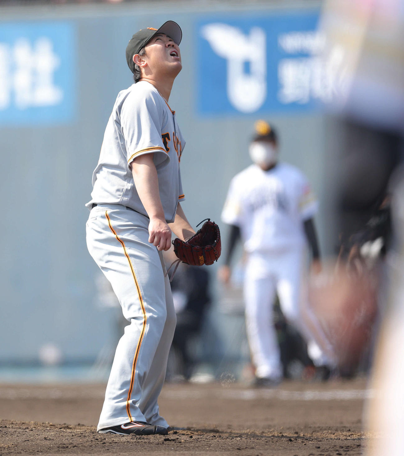 ソフトバンク対巨人　2回裏ソフトバンク2死一塁、井上に左越え先制2点本塁打を浴び、険しい表情を浮かべる山口（撮影・河田真司）