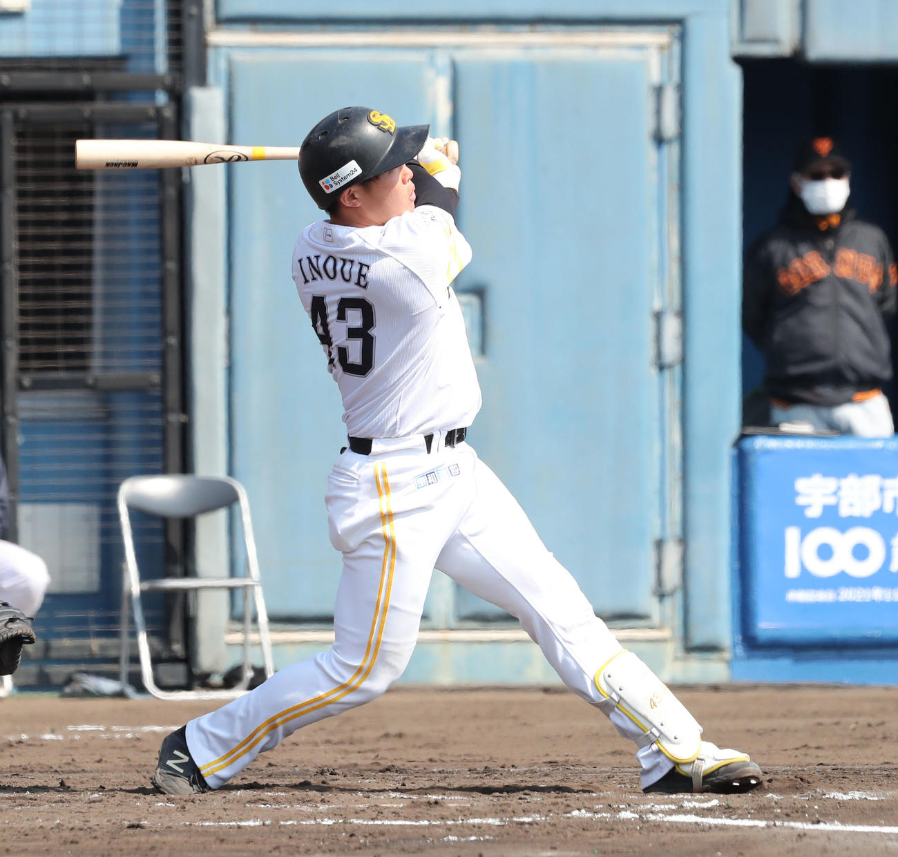 ソフトバンク対巨人　2回裏ソフトバンク2死一塁、井上朋也は左越えに先制2点本塁打を放つ（撮影・梅根麻紀）