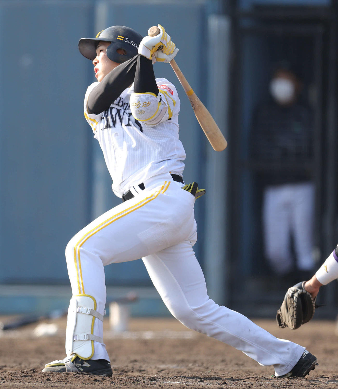 ソフトバンク対巨人　7回裏ソフトバンク1死満塁、3点適時二塁打を放つ井上（撮影・河田真司）