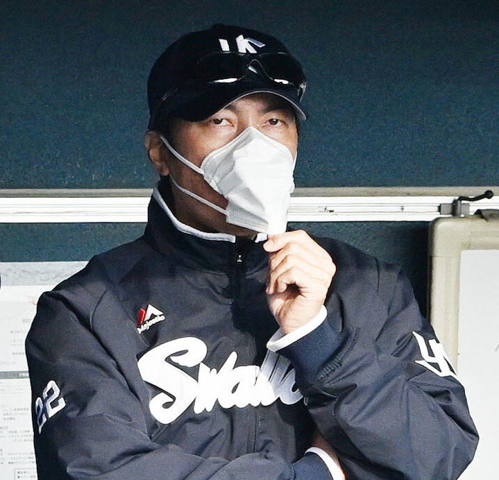楽天対ヤクルト　9回、戦況を見守るヤクルト高津監督（撮影・滝沢徹郎）