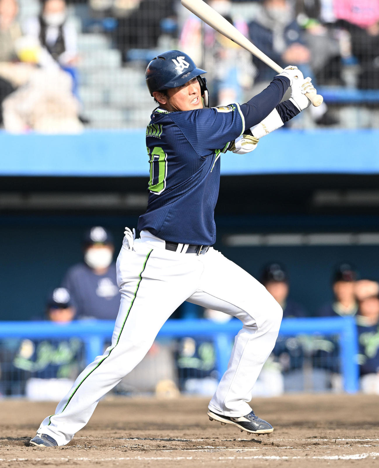 楽天対ヤクルト　8回表ヤクルト無死、荒木は右前打を放つ（撮影・滝沢徹郎）