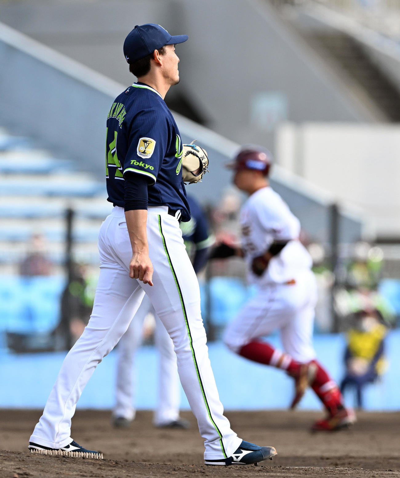 楽天対ヤクルト　4回裏楽天2死一、二塁、安田（奥）に3点本塁打を浴びる高梨（撮影・滝沢徹郎）