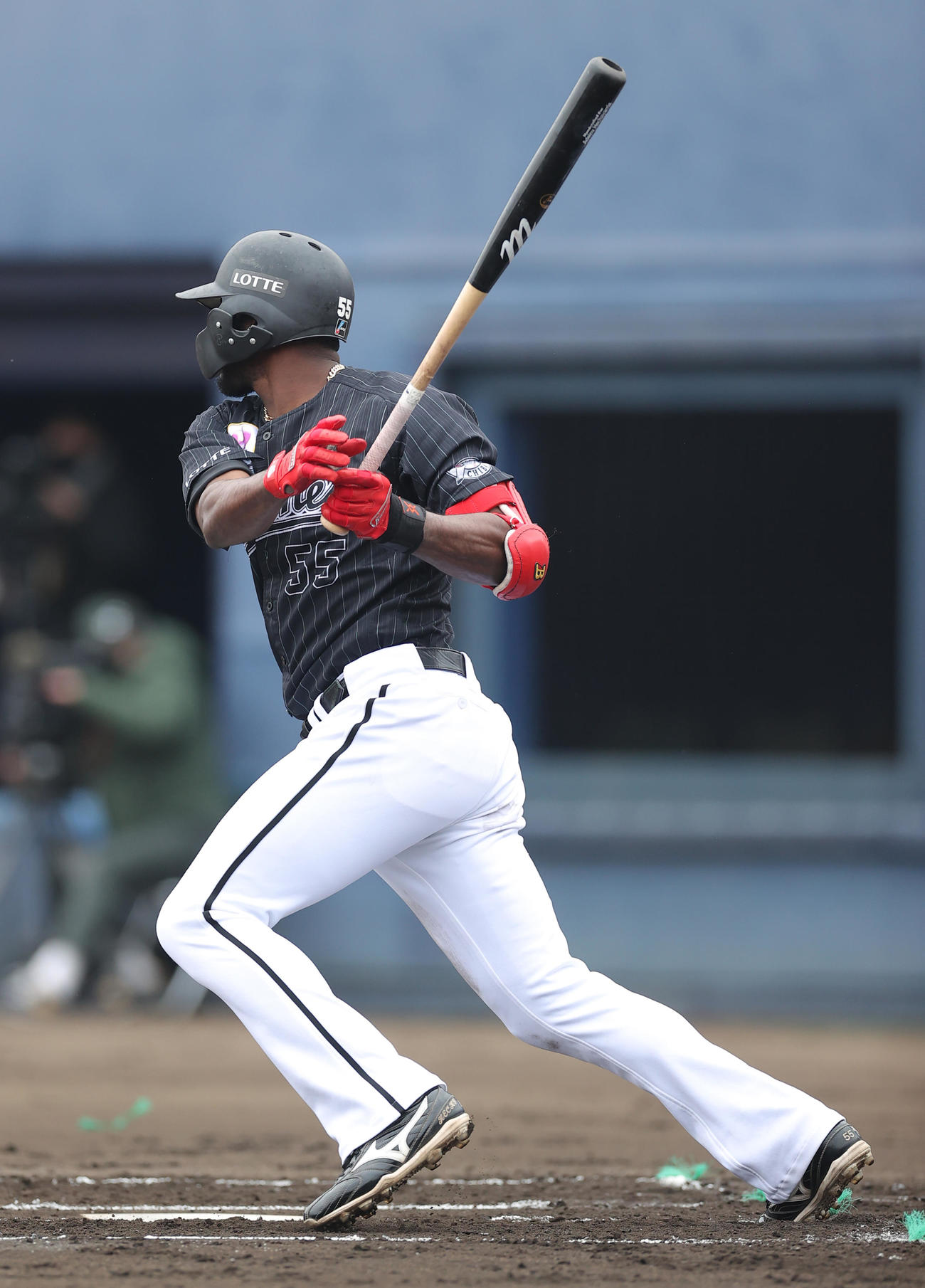 日本ハム対ロッテ　2回表ロッテ1死、右前打を放つエチェバリア（撮影・河野匠）
