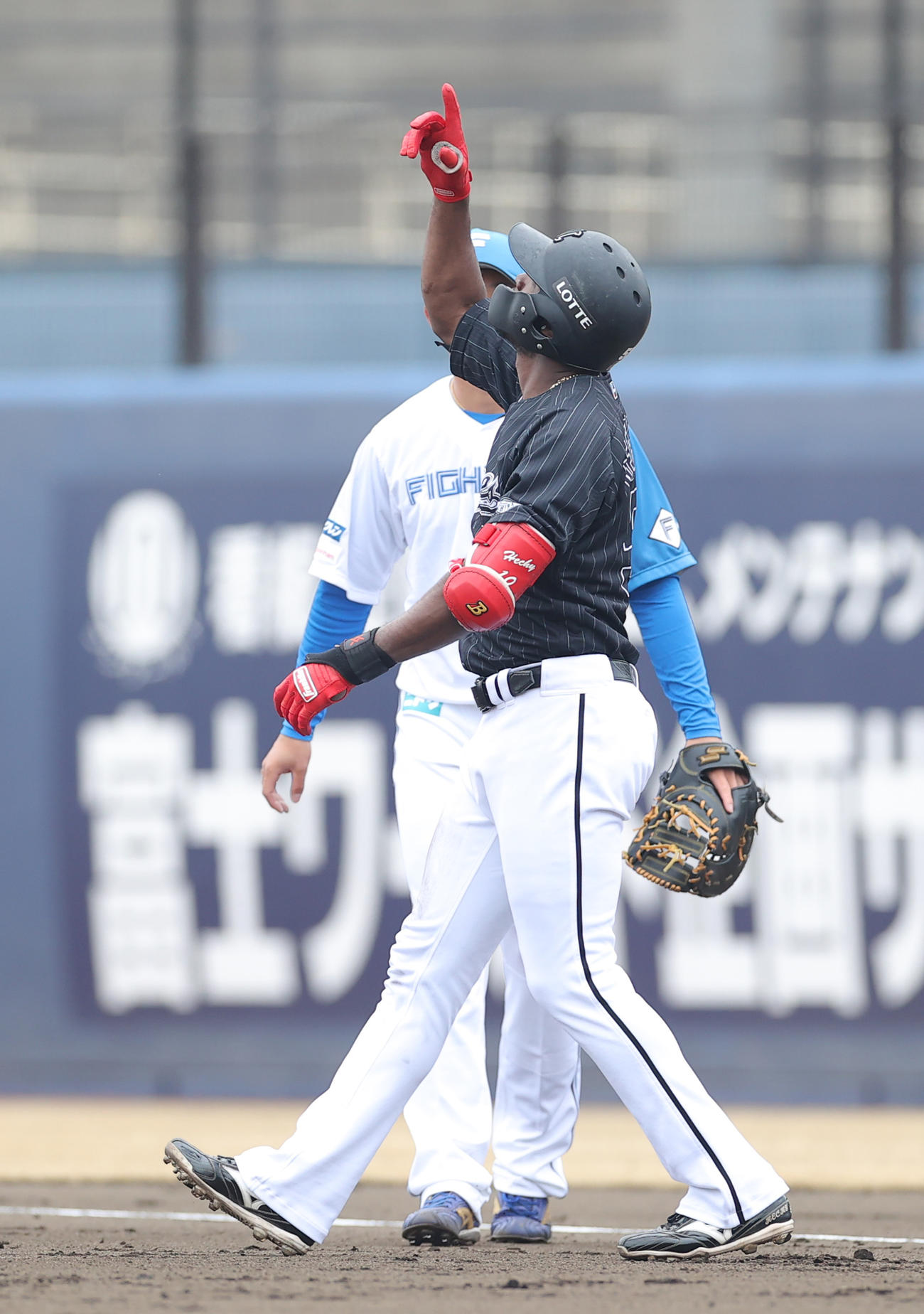 日本ハム対ロッテ　2回表ロッテ1死、右前打を放ち天を指さすエチェバリア（撮影・河野匠）