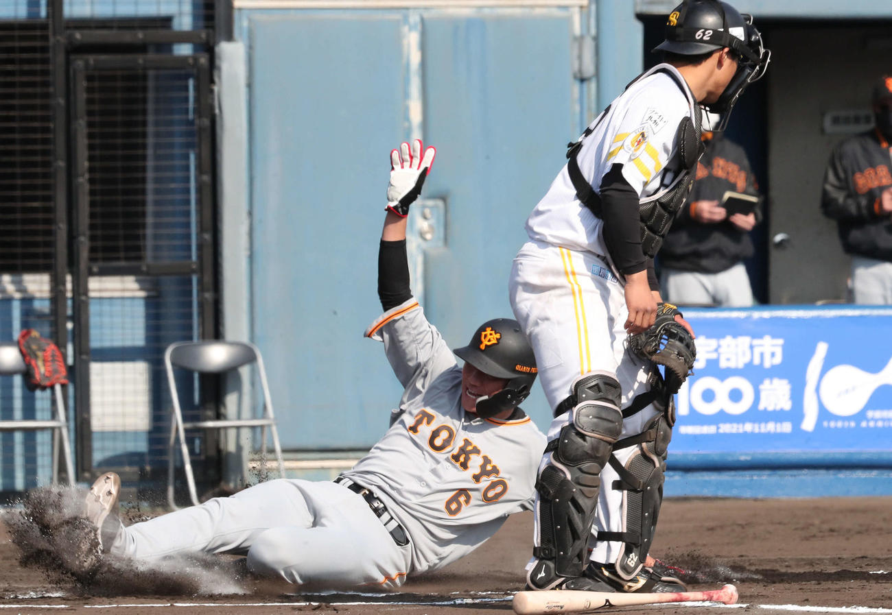 ソフトバンク対巨人　6回表巨人1死一、二塁、中田の中前適時打で生還する坂本（撮影・梅根麻紀）