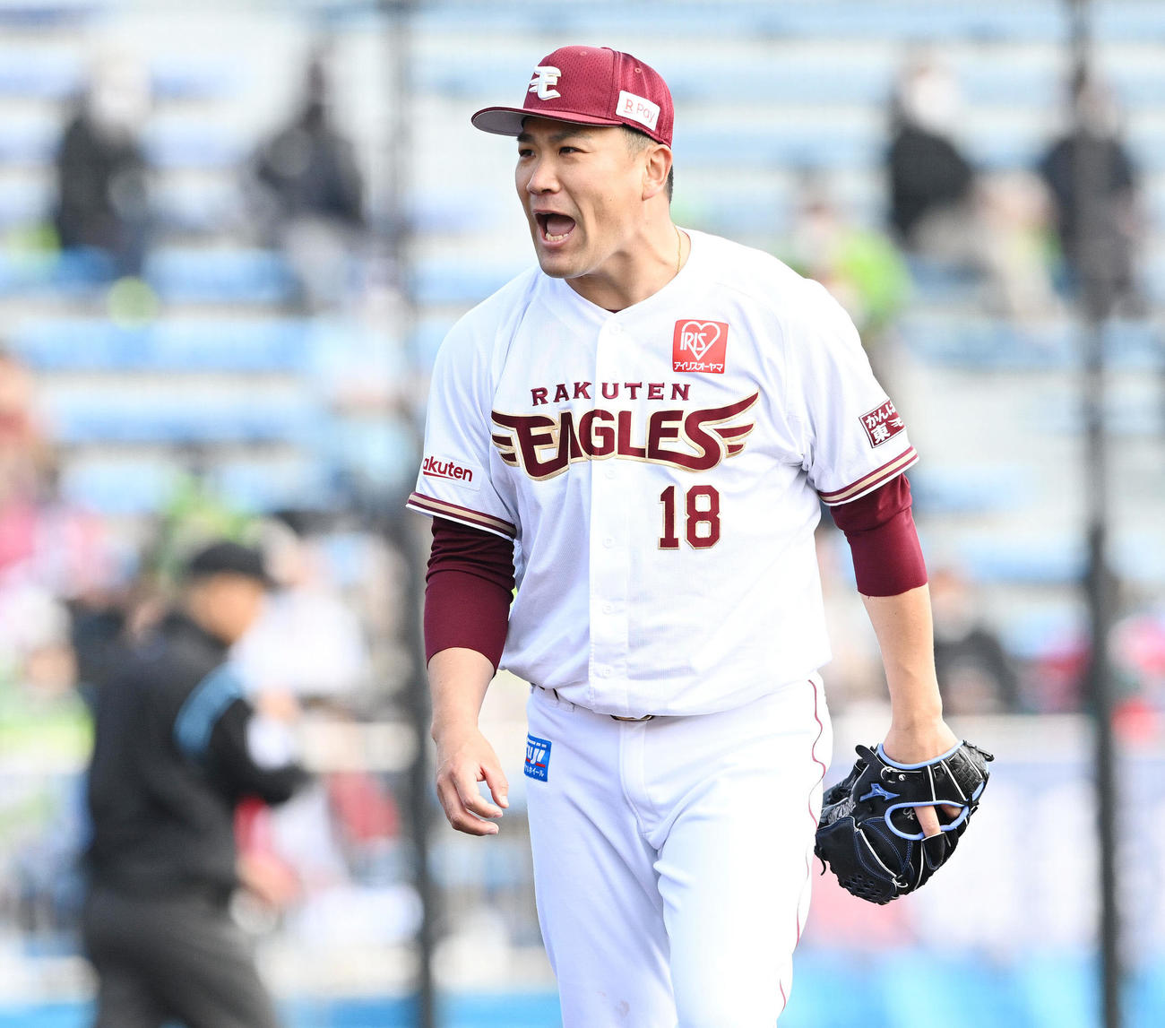 楽天対ヤクルト　3回を投げ終えた楽天田中将は野手陣に気合を入れる（撮影・滝沢徹郎）