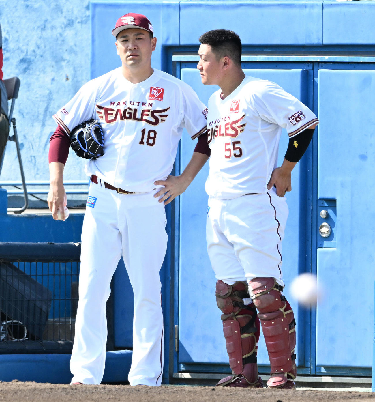 楽天対ヤクルト　1回を投げ終えた楽天田中将（左）は安田と話す（撮影・滝沢徹郎）
