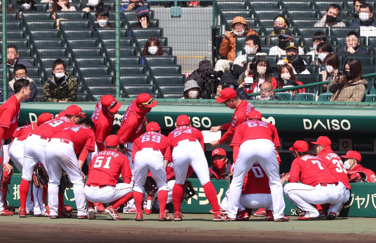 阪神対広島　円陣でメモを手に声を出す中村健（撮影・上田博志）