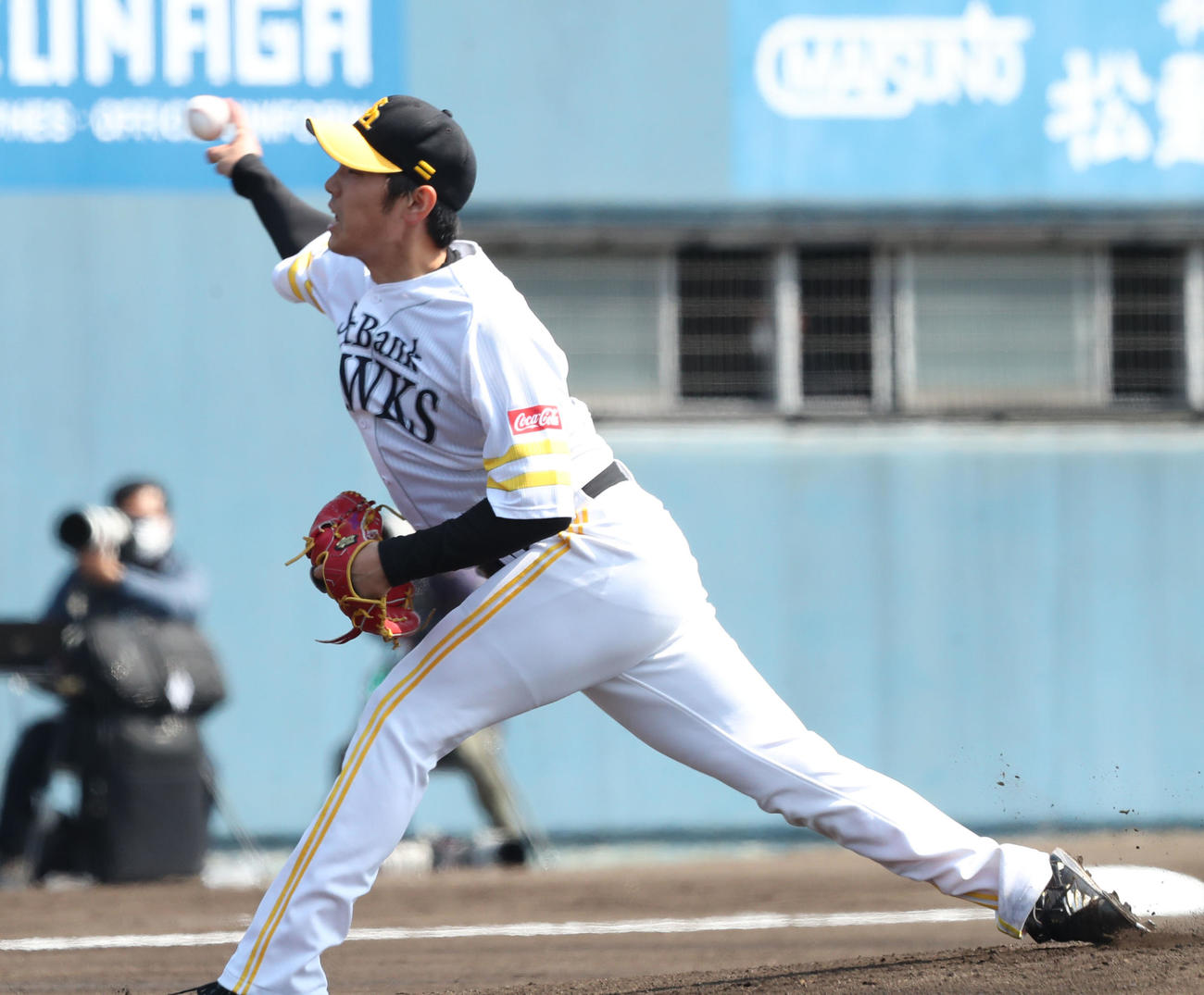 ソフトバンク対巨人　4回無失点と好投するソフトバンク先発の石川（撮影・梅根麻紀）