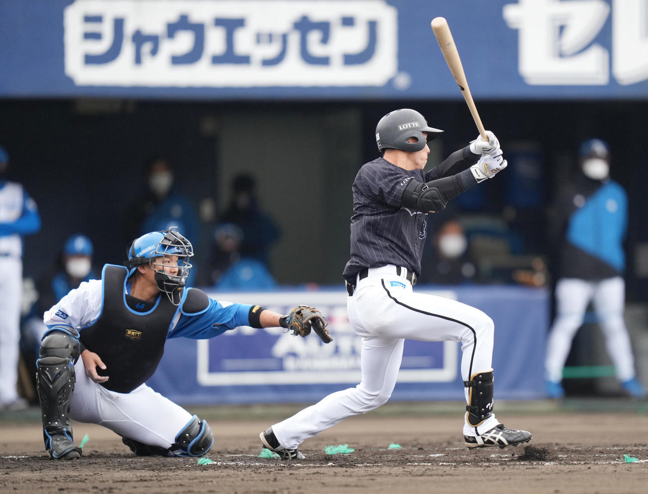 日本ハム対ロッテ　2回表ロッテ2死二塁、中前適時打を放つ高部（撮影・鈴木みどり）