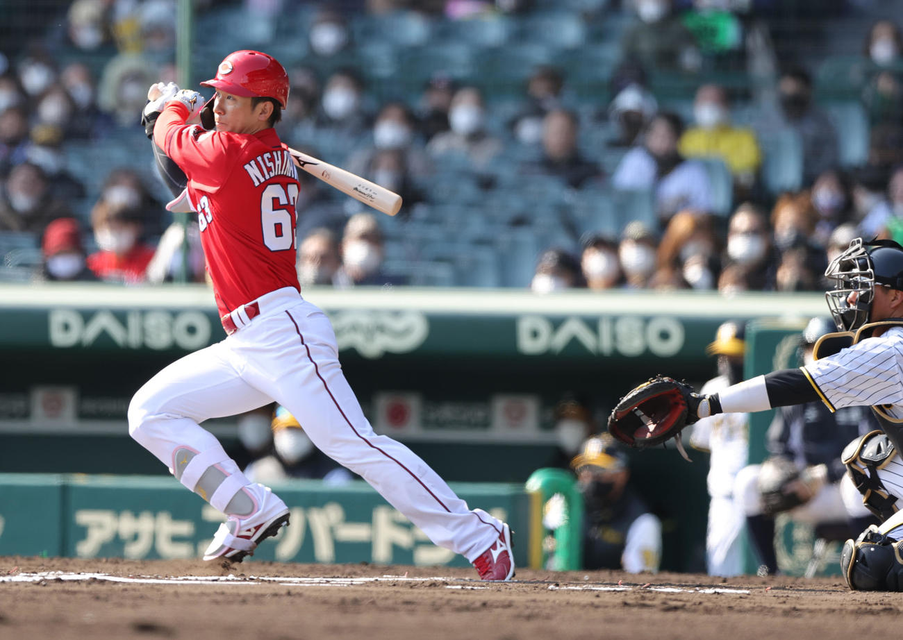 阪神対広島　6回表広島無死二、三塁、西川は中前2点適時打を放つ（撮影・上山淳一）