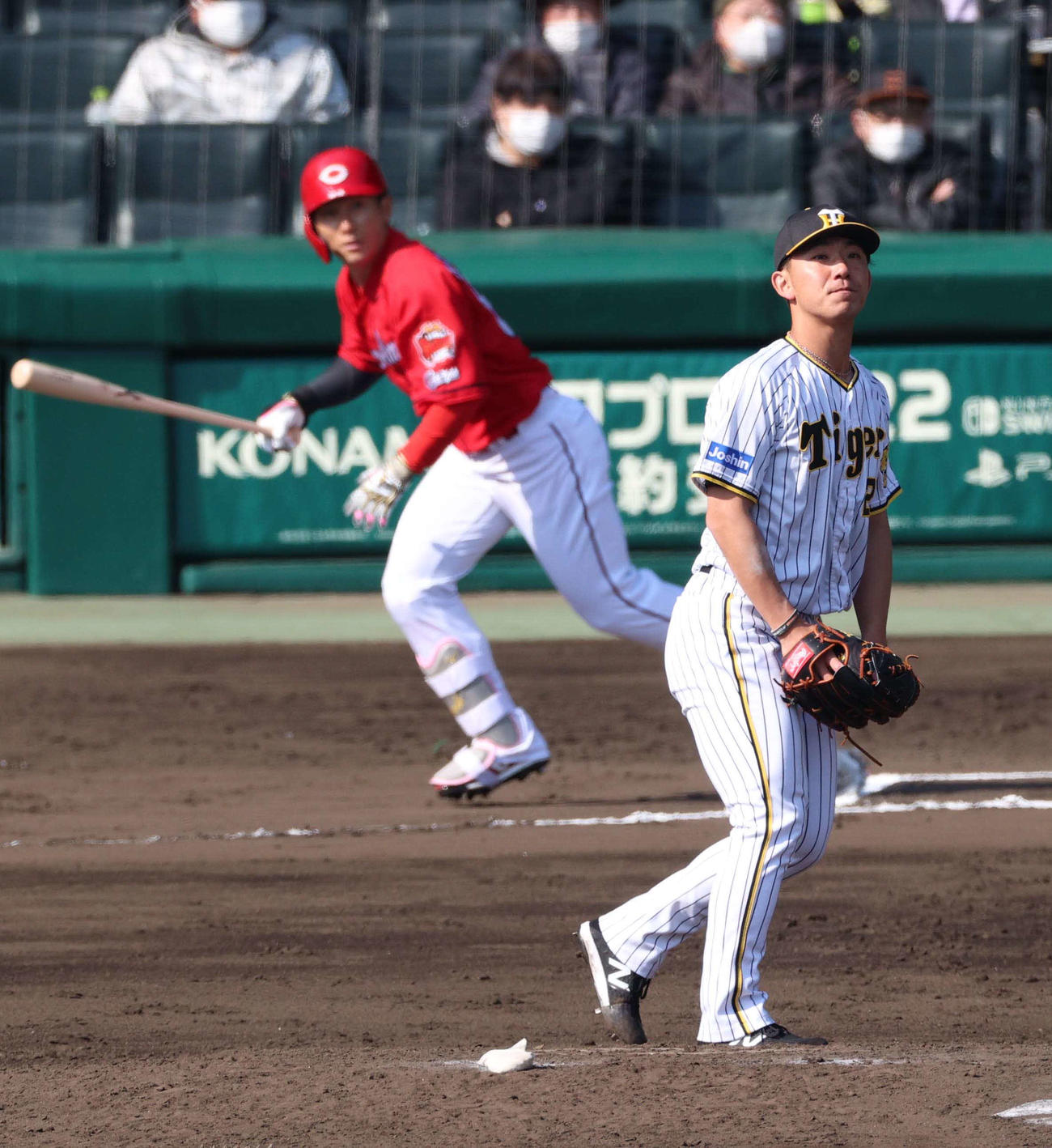 阪神対広島　6回表広島無死二、三塁、西川龍馬に中前適時打を浴びる伊藤将（撮影・上田博志）