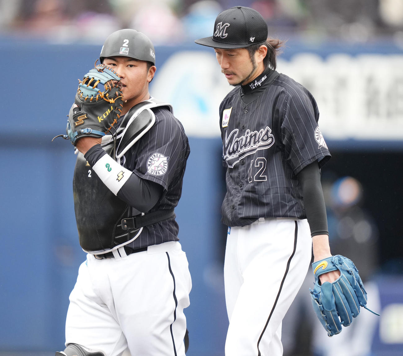 日本ハム対ロッテ　2回裏を無失点に抑え、松川（左）と話しながらベンチへ戻るロッテ石川（撮影・鈴木みどり）