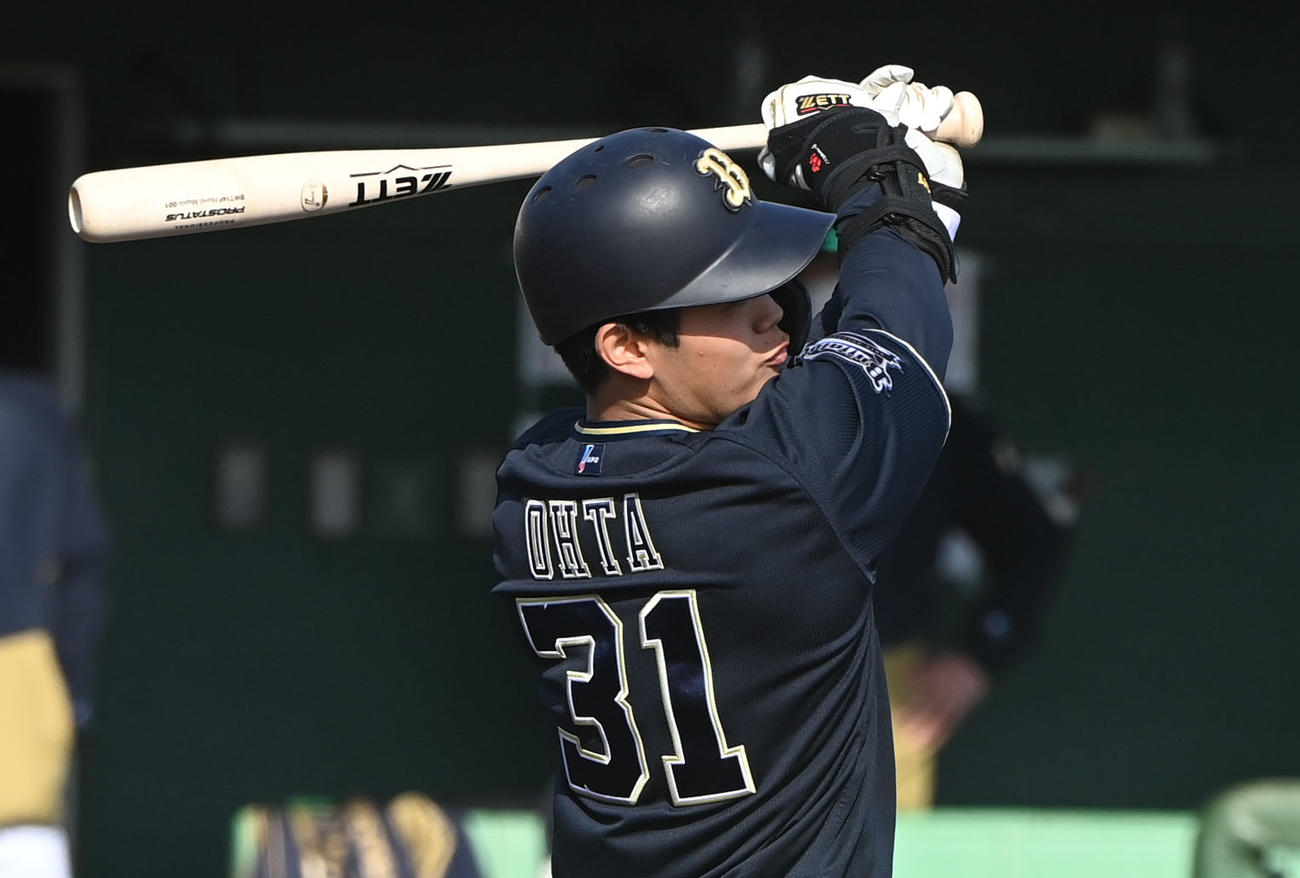 オープン戦中日対オリックス　7回表オリックス1死二、三塁、中前適時打を放つ太田（撮影・森本幸一）