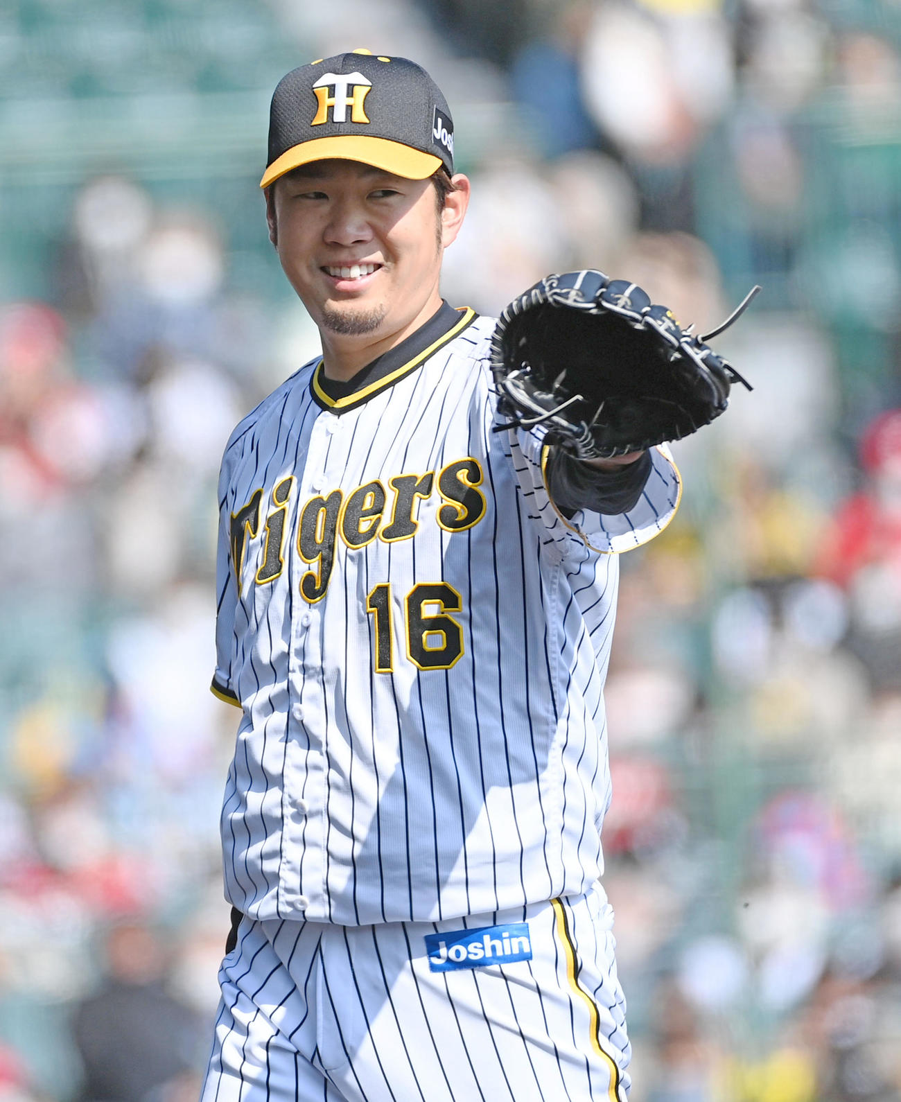 阪神対広島　3回、笑顔でベンチに戻る阪神西勇（撮影・前岡正明）