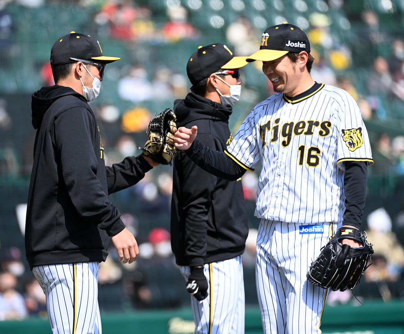阪神対広島　2回、ナインの出迎えに笑顔を見せる阪神西勇（撮影・前岡正明）