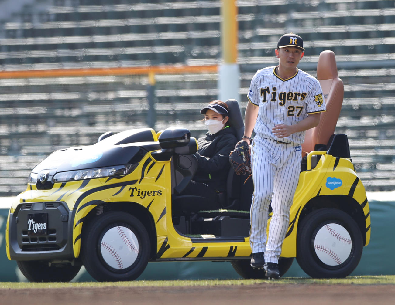 阪神対広島　6回から登板の伊藤将はリリーフカーを降りマウンドに向かう（撮影・上山淳一）