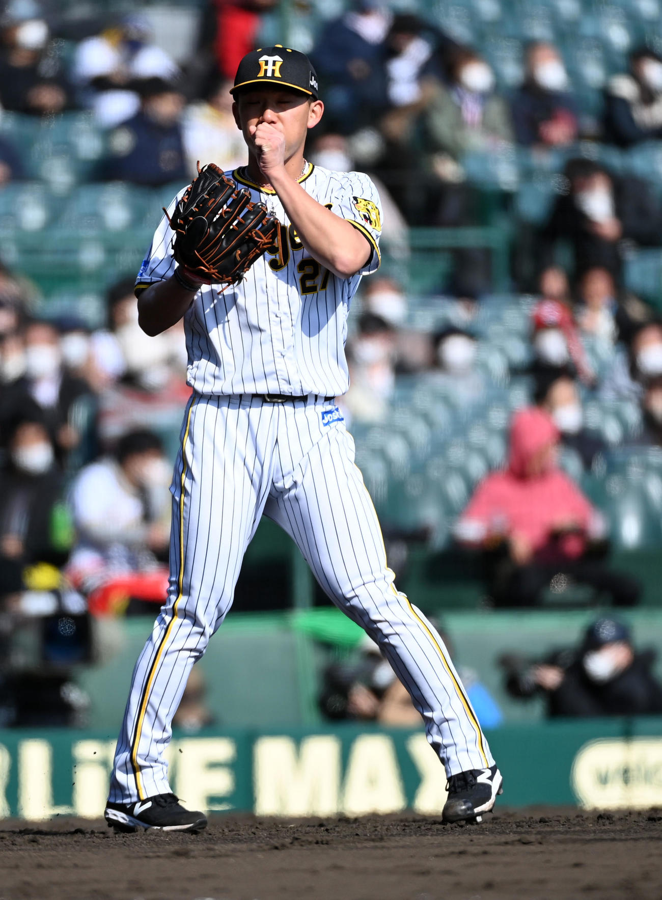阪神対広島　6回表広島無死二、三塁、西川に中前2点適時打を打たれがっくりする阪神4番手の伊藤将（撮影・前岡正明）