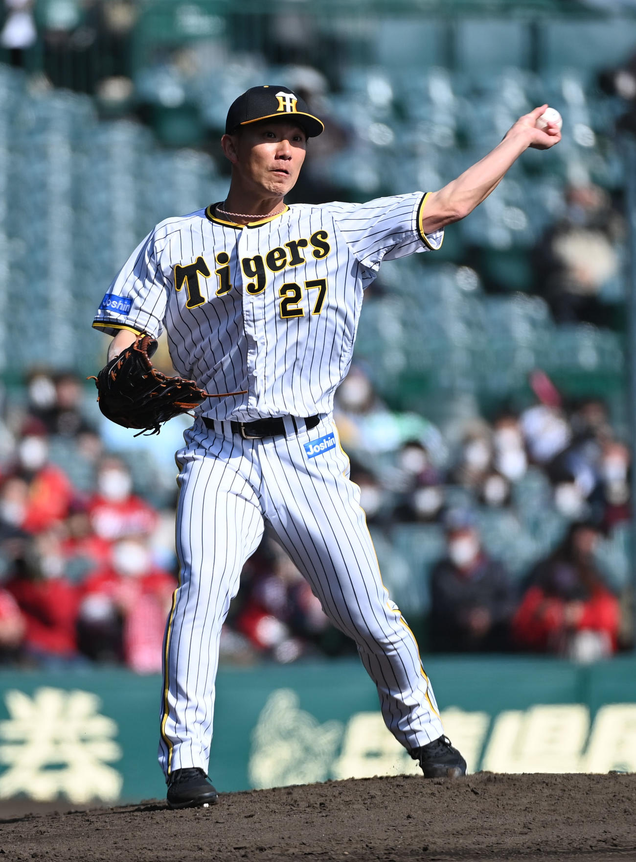 阪神対広島　6回表広島2死一塁、小園をけん制で誘い出した阪神4番手の伊藤将（撮影・前岡正明）