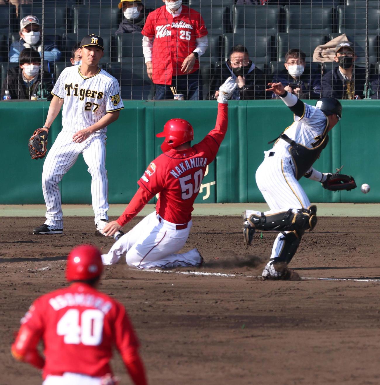阪神対広島　7回表広島1死一塁、伊藤将（左）は磯村の適時二塁打で中村健の生還を許す（撮影・上田博志）