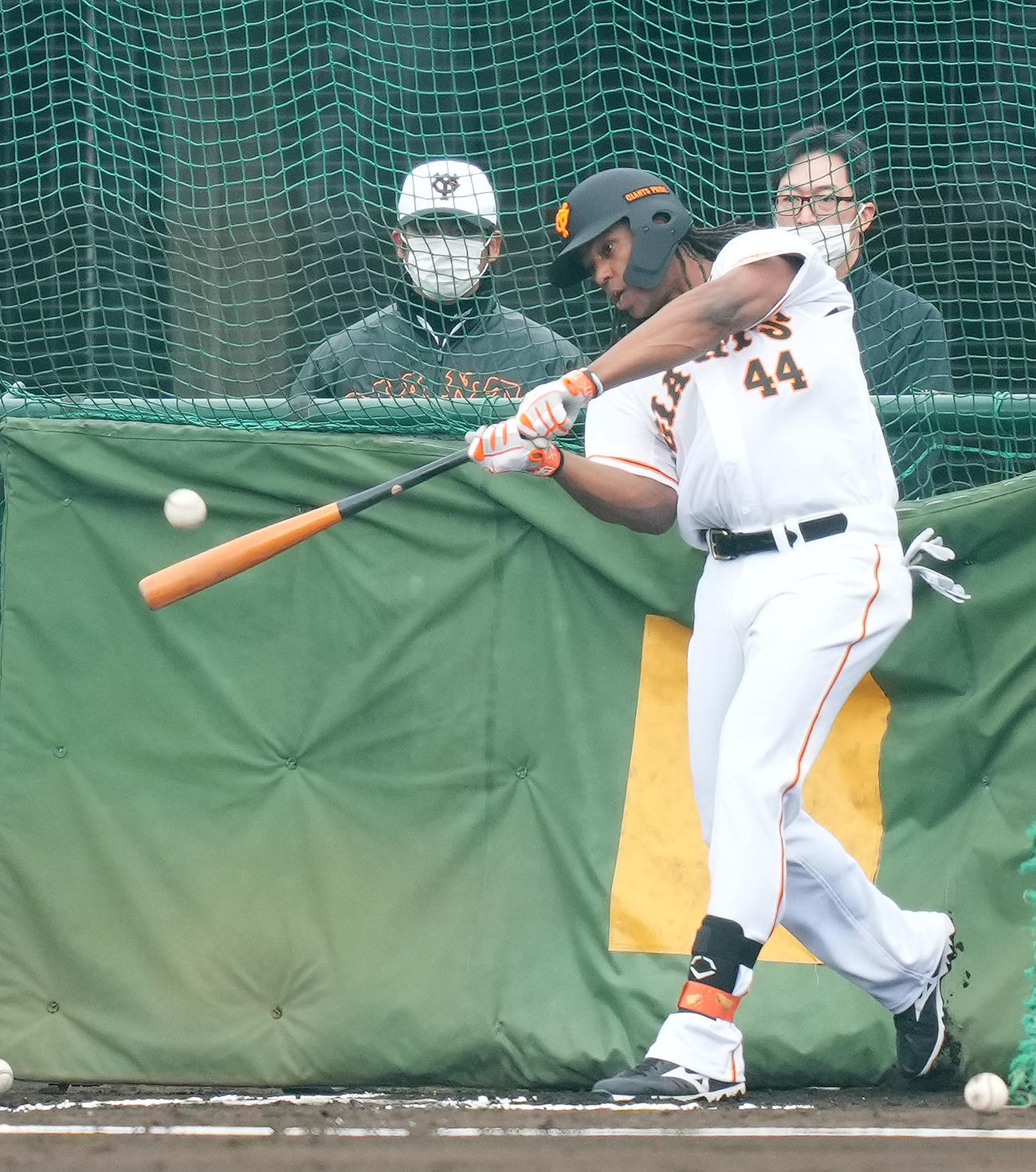 フリー打撃で快音を響かせる巨人ウォーカー（撮影・横山健太）