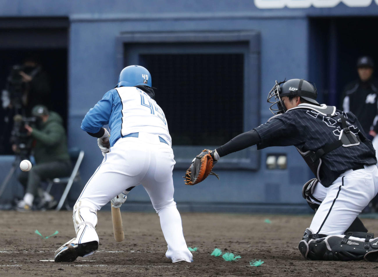 日本ハム対ロッテ　9回裏日本ハム無死一、二塁、バント失敗し併殺に倒れる佐藤。捕手柿沼（撮影・河野匠）