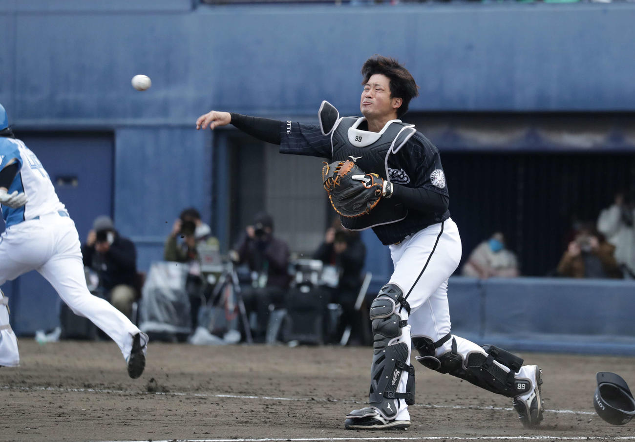 日本ハム対ロッテ　9回裏日本ハム無死一、二塁、佐藤（左）のバント打球を素早く三塁送球し併殺に仕留める柿沼（撮影・河野匠）