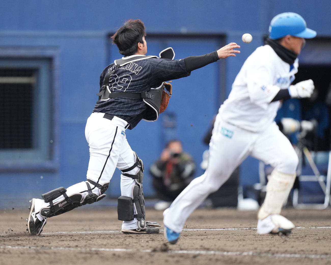 日本ハム対ロッテ　9回裏日本ハム無死一、二塁、佐藤のバント球を三塁へ送球する捕手柿沼（撮影・鈴木みどり）