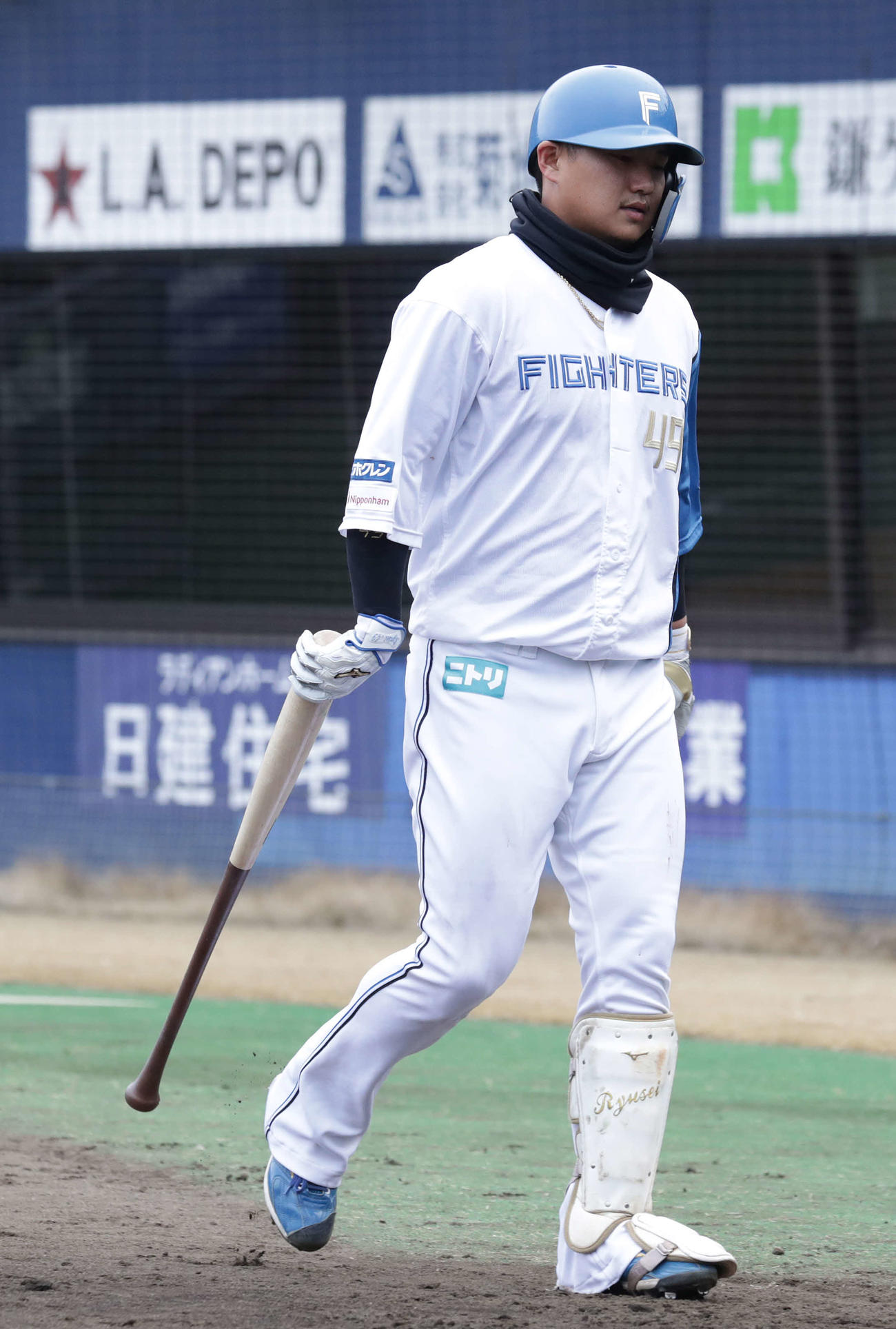 日本ハム対ロッテ　9回裏日本ハム無死一、二塁、バント失敗し併殺に倒れたがっくりと引き揚げる佐藤（撮影・河野匠）