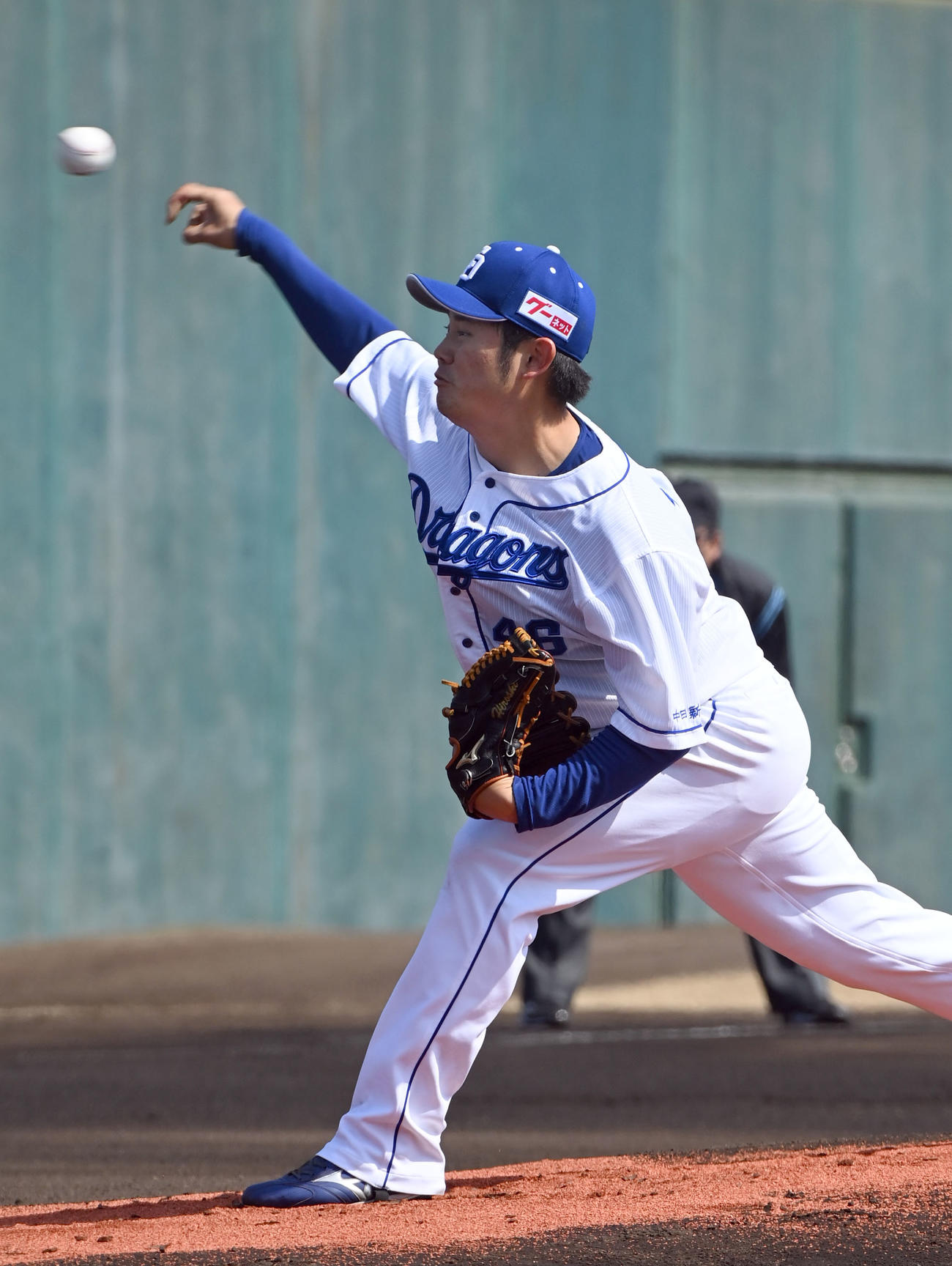中日対オリックス　5回無失点と好投する中日先発の鈴木（撮影・森本幸一）
