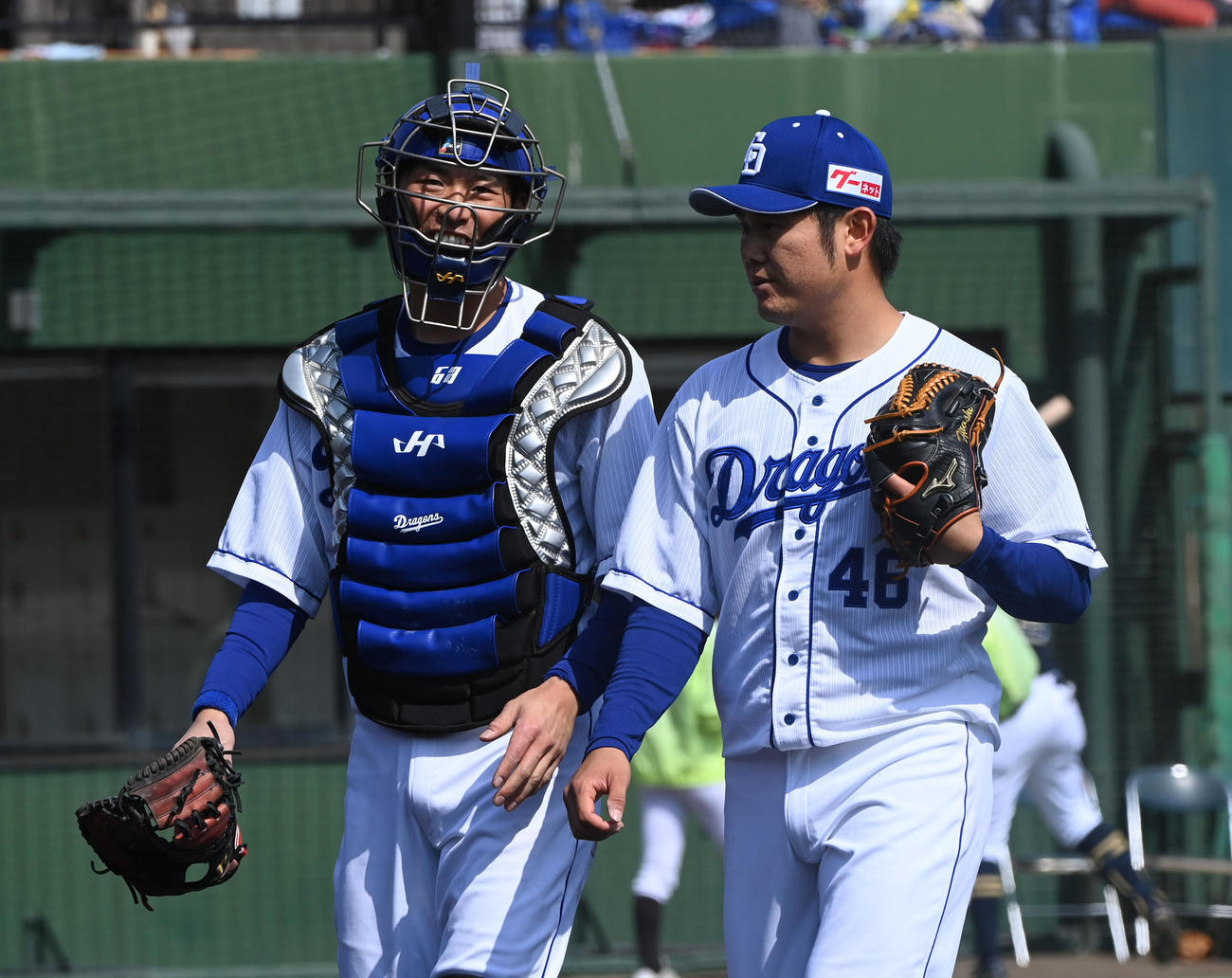 オープン戦中日対オリックス　1回表オリックス攻撃終了、桂と言葉を交わしながらベンチへ戻る鈴木（右）（撮影・森本幸一）