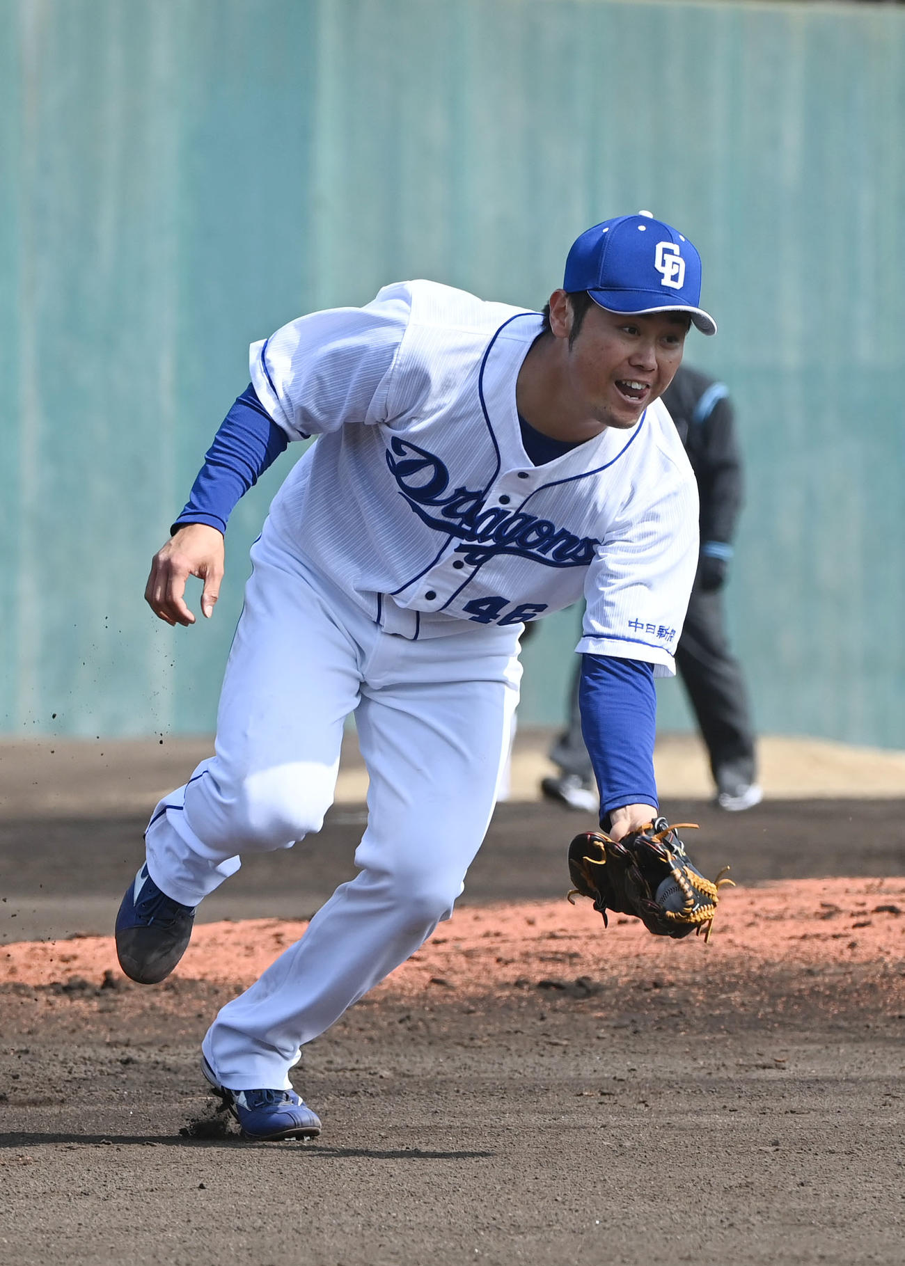 オープン戦中日対オリックス　3回表オリックス2死、安達の投ゴロを処理する鈴木（撮影・森本幸一）