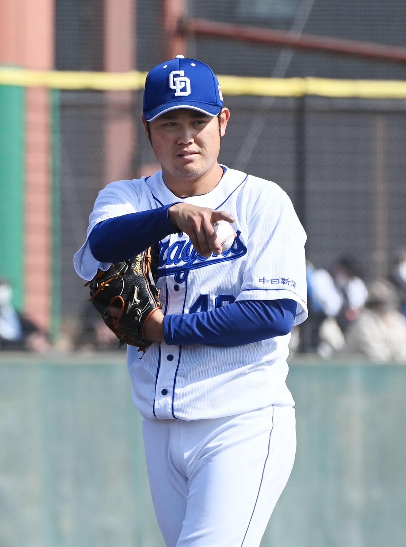 中日対オリックス　4回表オリックス2死一、二塁、野手に合図をする鈴木（撮影・森本幸一）