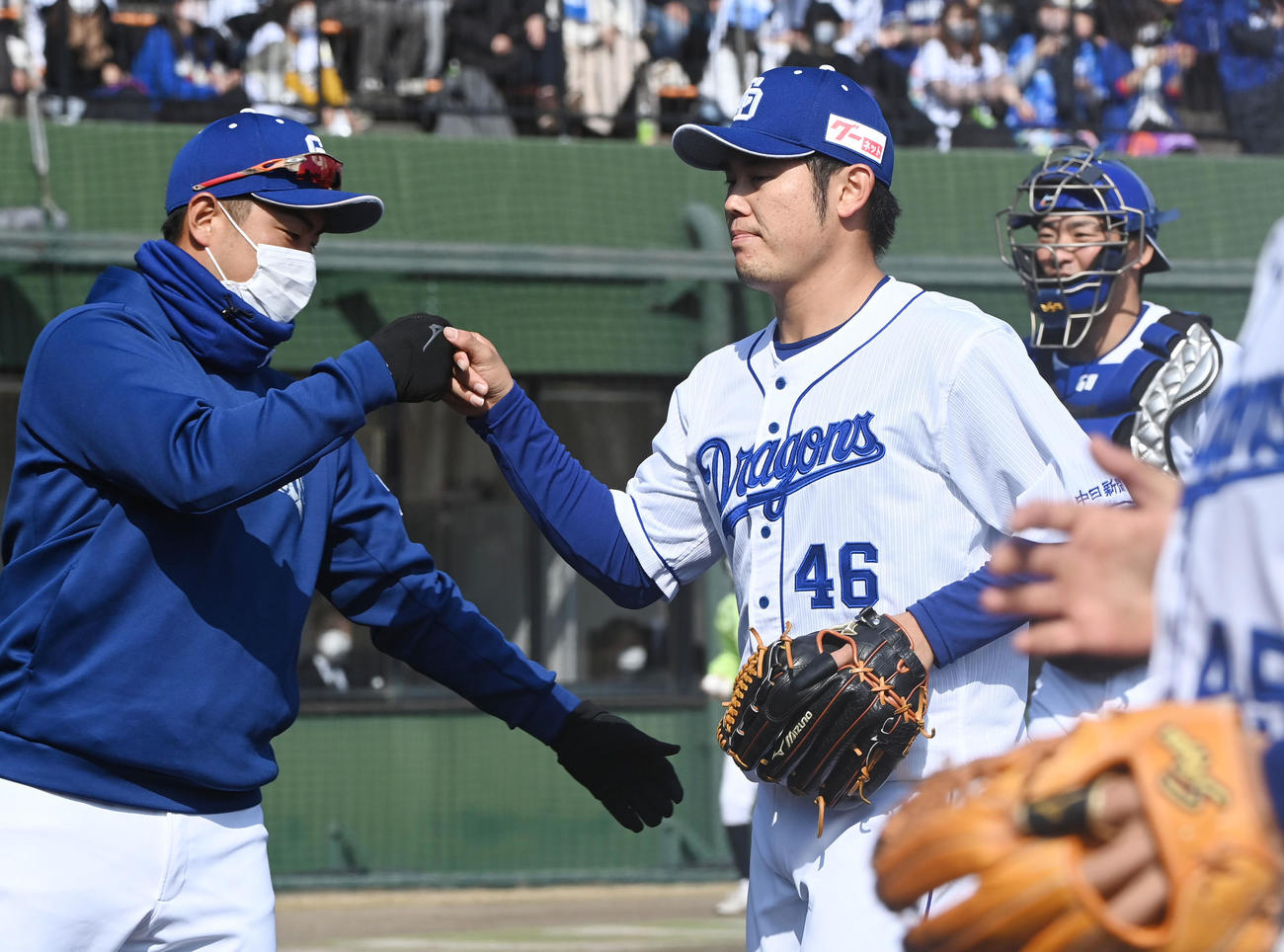 オープン戦中日対オリックス　5回表オリックス攻撃終了、ベンチに戻る鈴木（中央）（撮影・森本幸一）