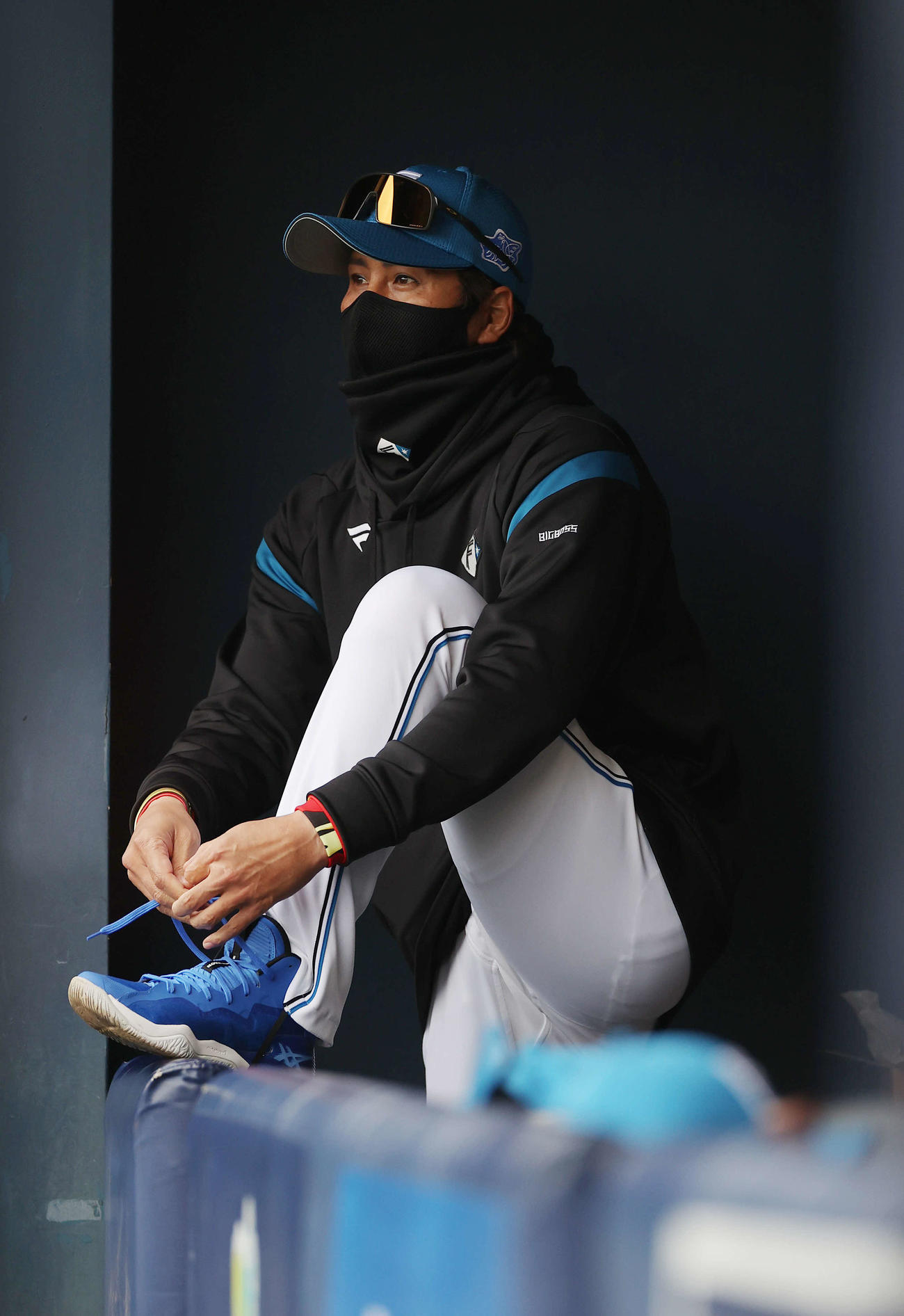 日本ハム対ロッテ　7回裏を前にベンチで靴ひもを結び直す日本ハム新庄監督（撮影・河野匠）