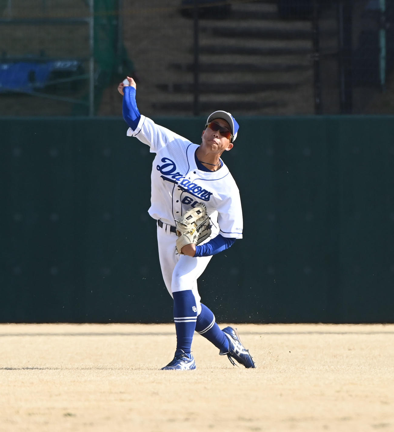 オープン戦中日対オリックス　7回表オリックス1死二、三塁、太田の中前打を捕球し本塁へ送球する岡林（撮影・森本幸一）