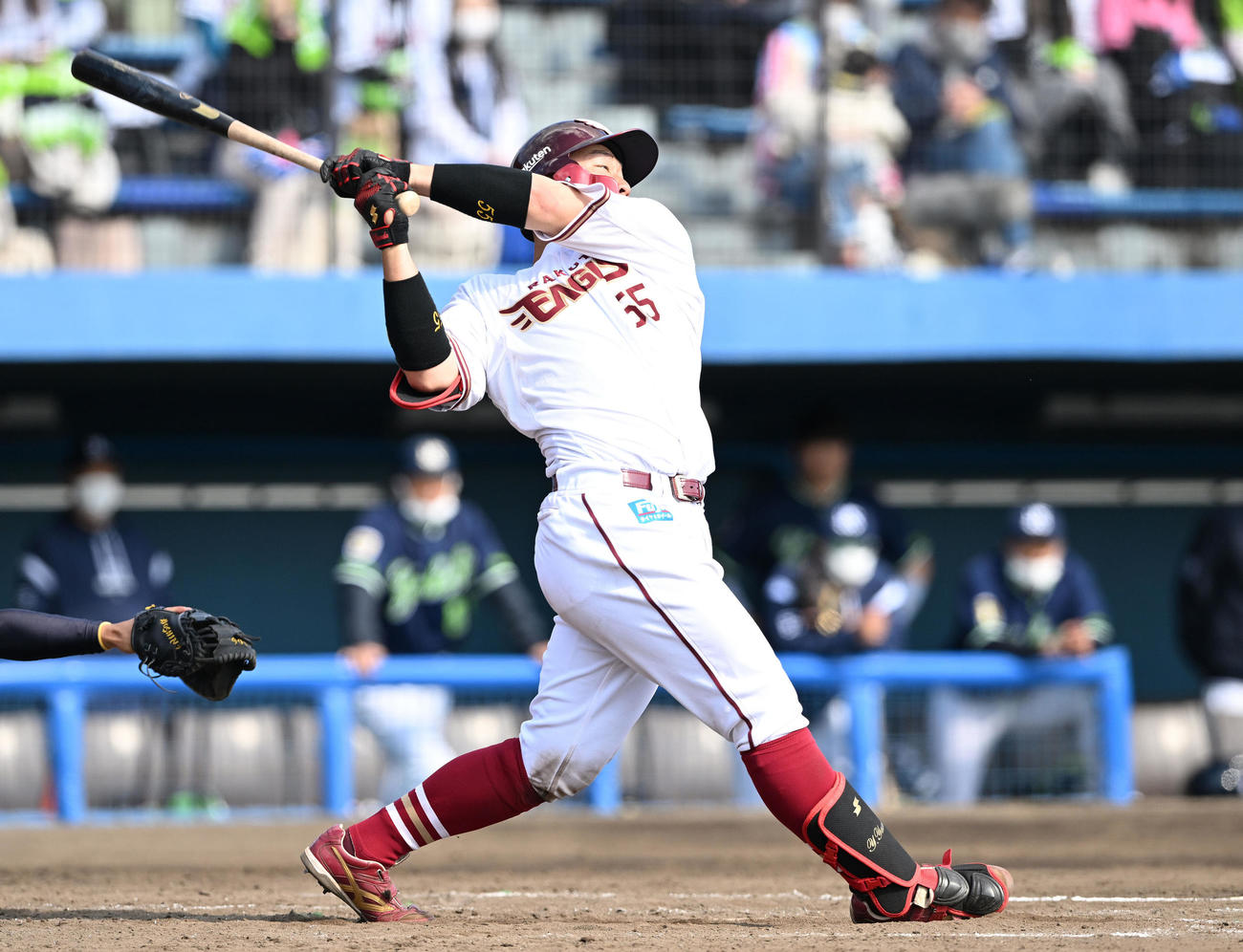 楽天対ヤクルト　4回裏楽天2死一、二塁、安田は右越え3点本塁打を放つ（撮影・滝沢徹郎）