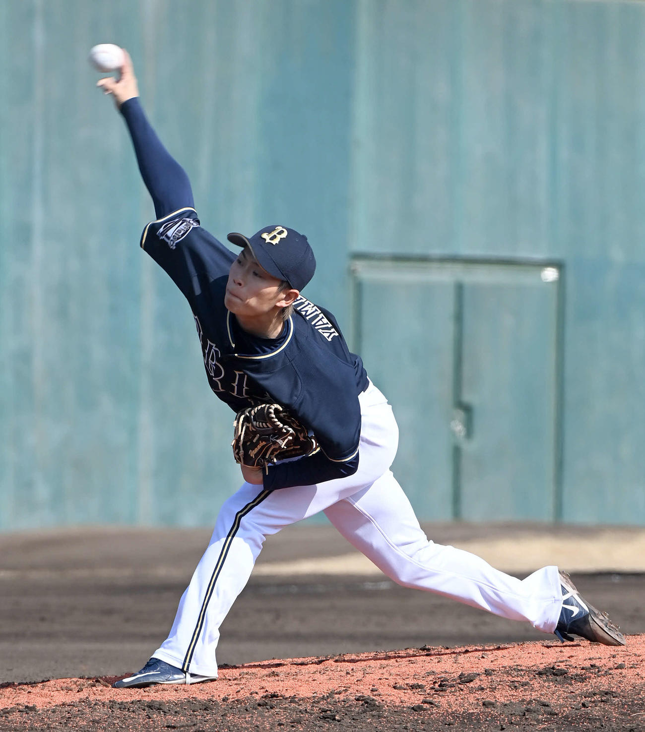 中日対オリックス　5回裏、オリックス2番手で登板する山岡（撮影・森本幸一）