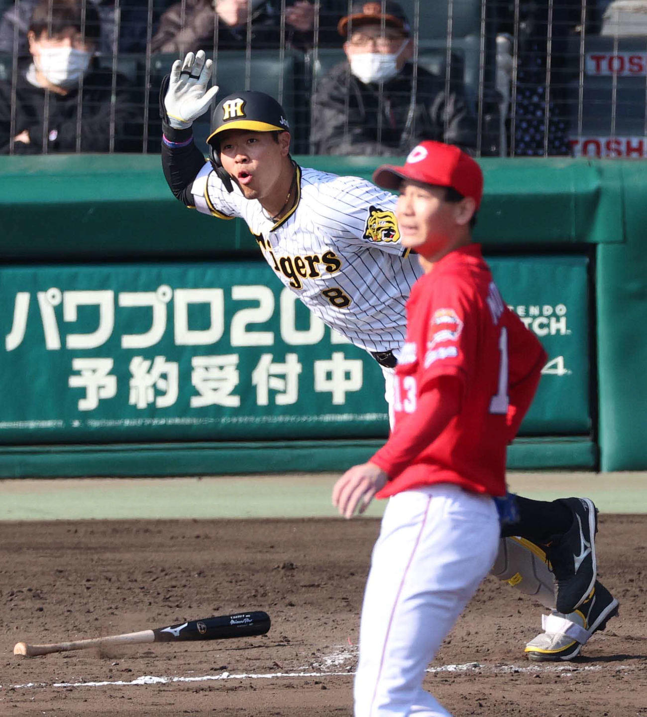 阪神対広島　6回裏阪神1死一、二塁、右前に適時打を放つ佐藤輝。投手森浦（撮影・上田博志）