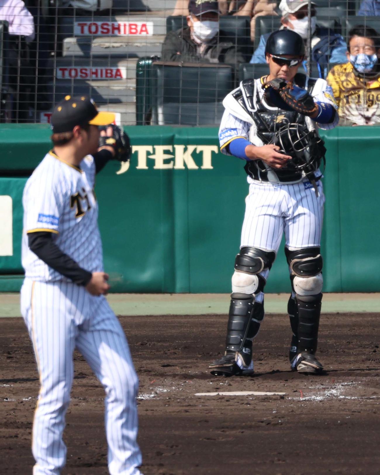 阪神対広島　3回表広島1死二、三塁、三塁へ送球し三塁走者大盛を刺した捕手梅野。手前は西勇（撮影・上田博志）