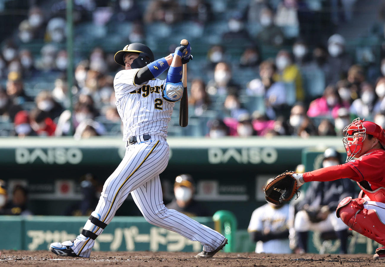 阪神対広島　4回裏阪神2死一塁、左越え適時二塁打を放つ梅野（撮影・上山淳一）