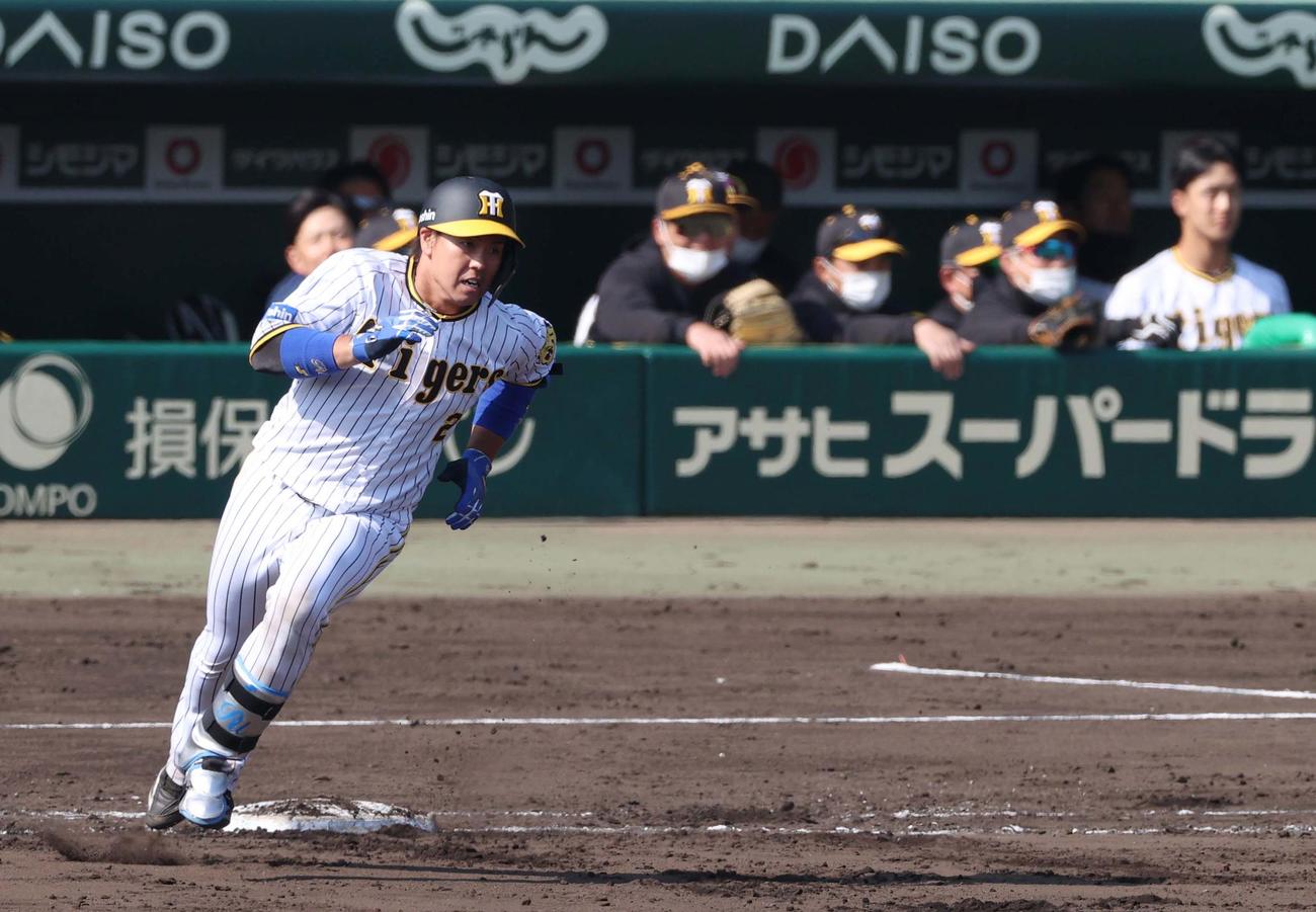 阪神対広島　4回裏阪神2死一塁、左越え適時二塁打を放つ梅野（撮影・上田博志）