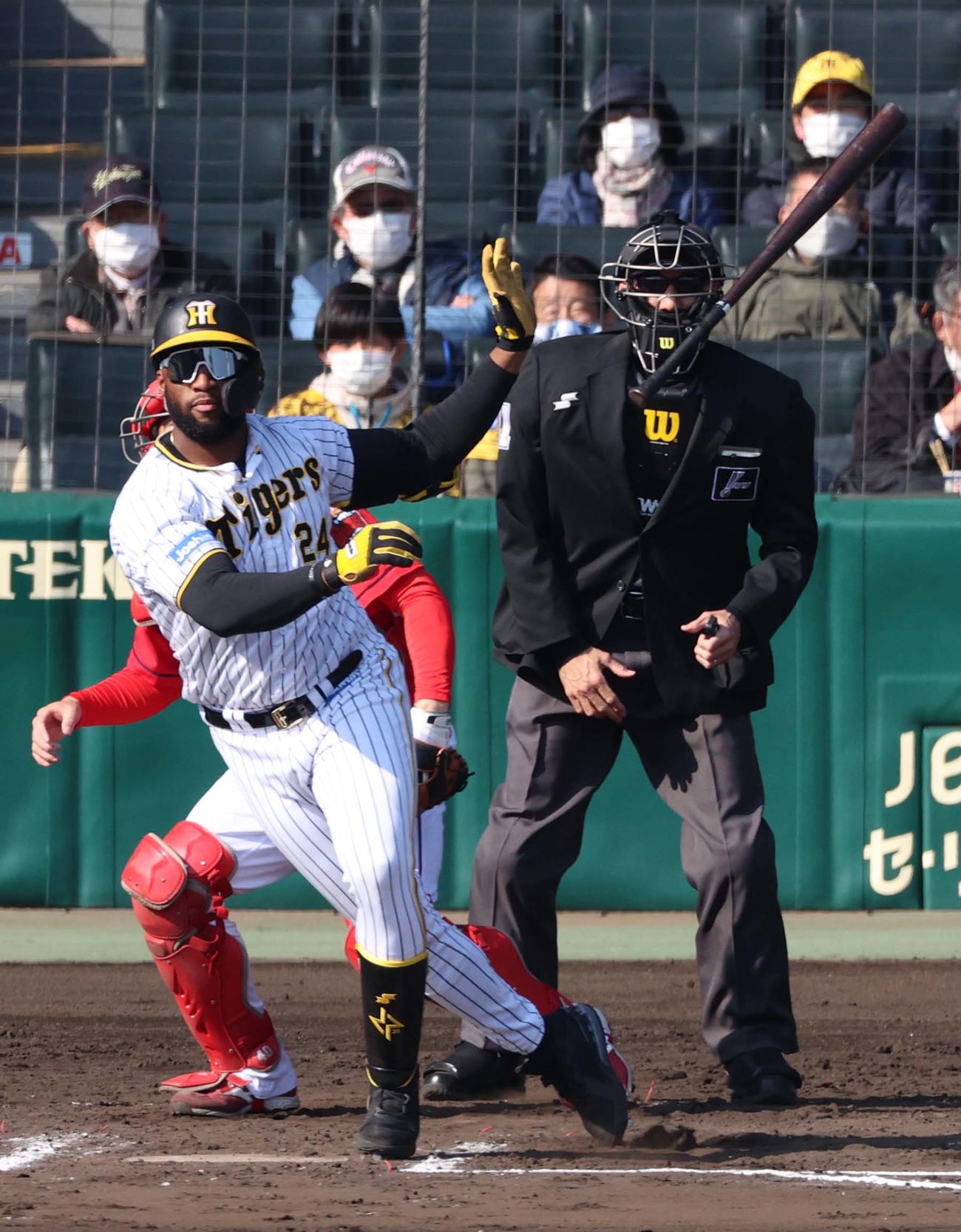 阪神対広島　6回裏阪神無死満塁、中越えへ2点適時二塁打を放つロハス・ジュニア（撮影・上田博志）