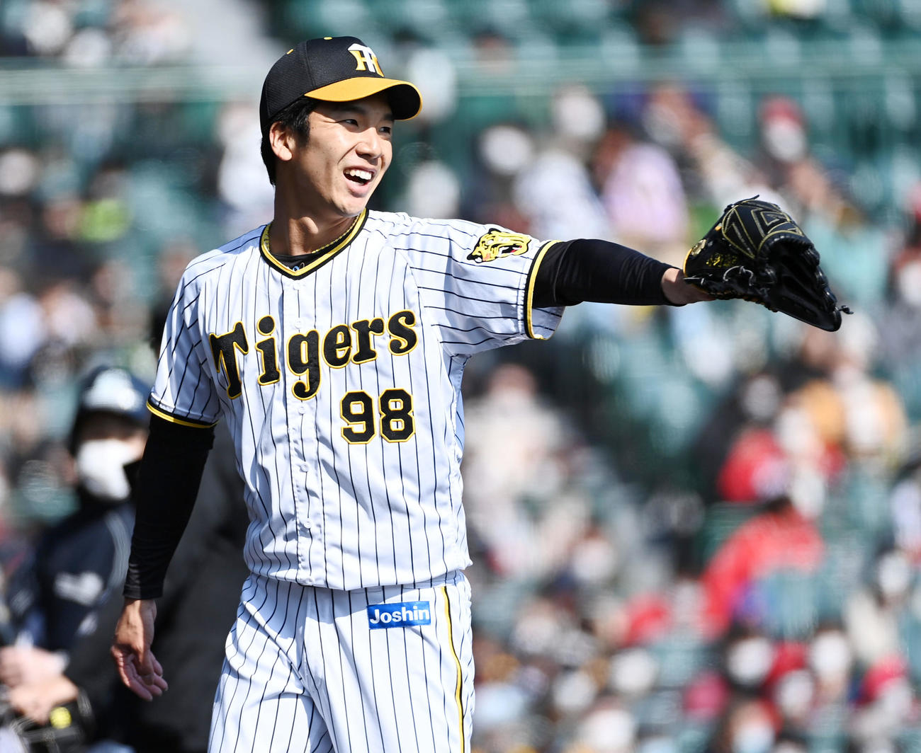 阪神対広島　小幡を笑顔で迎える阪神2番手の小野（撮影・前岡正明）